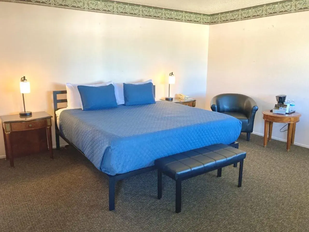 Seating area, Bed in Coast Riders Inn Seating area, Bed in Coast Riders Inn