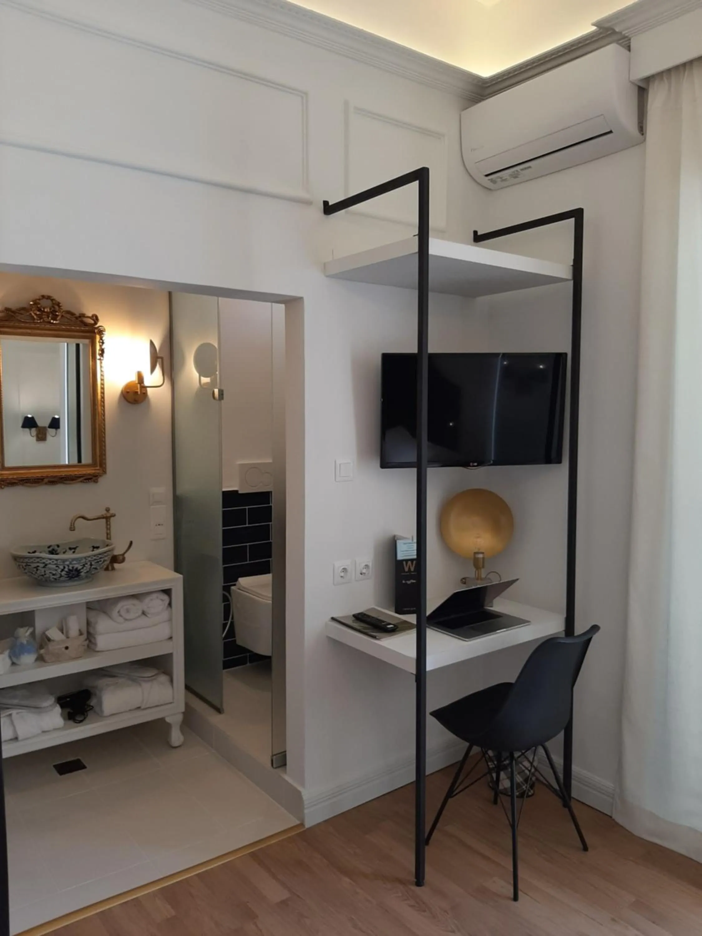 TV and multimedia in Esperia Boutique Hotel