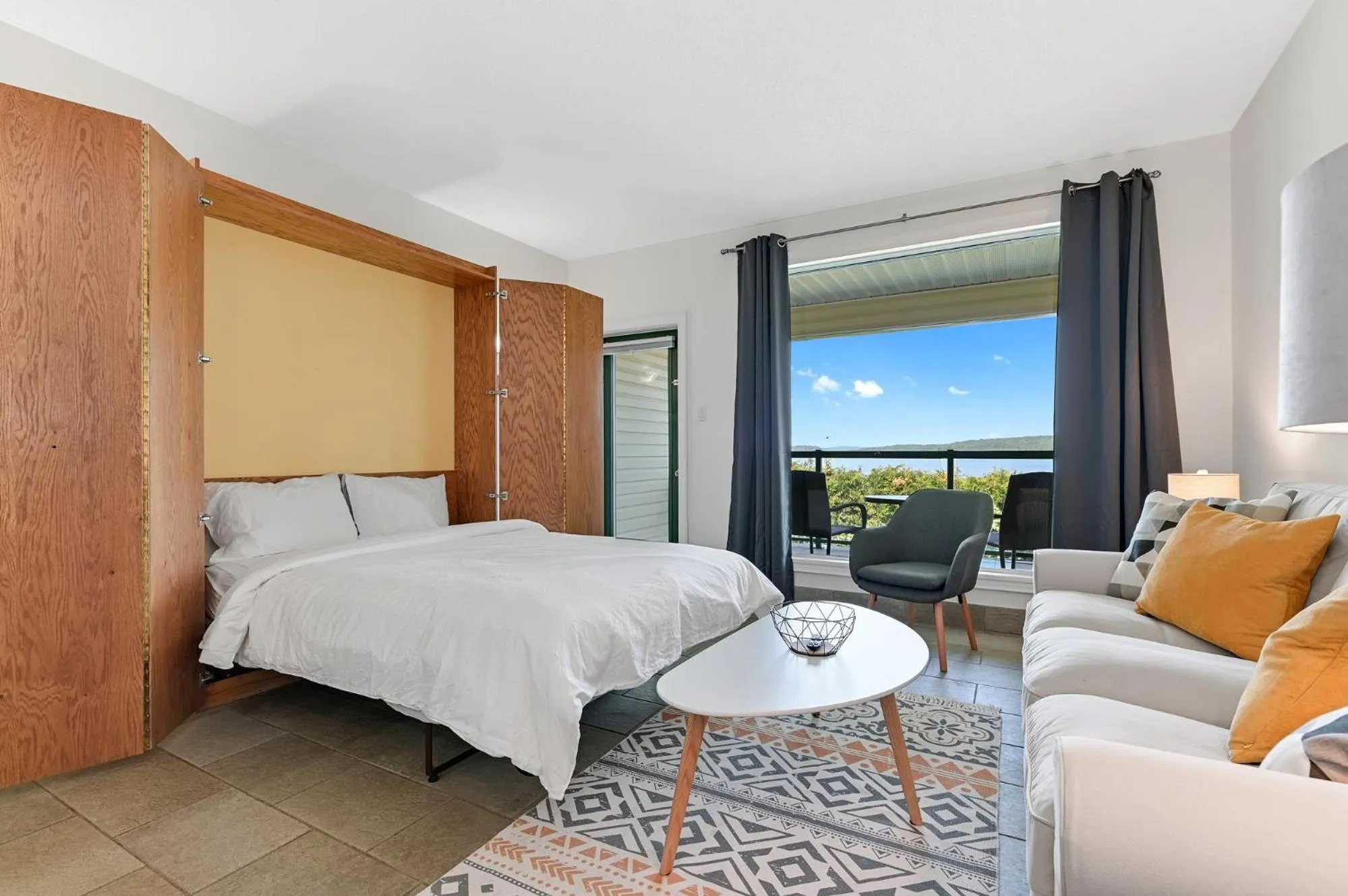 Lake view, Bed in Baptiste Lake Lodge