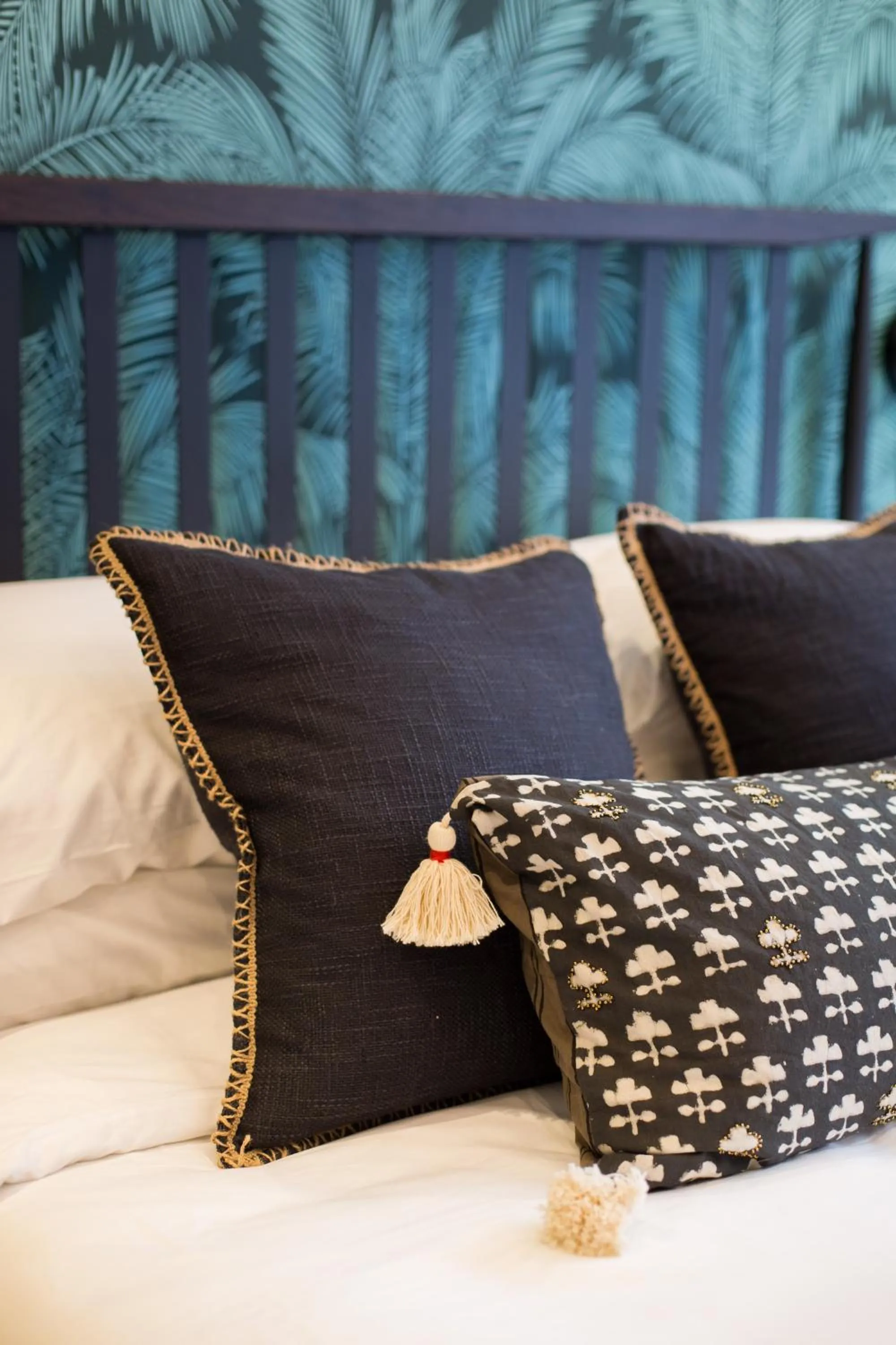 Bed in Studio Palms Steps from JeanTalon Market Full Bath by Den Stays