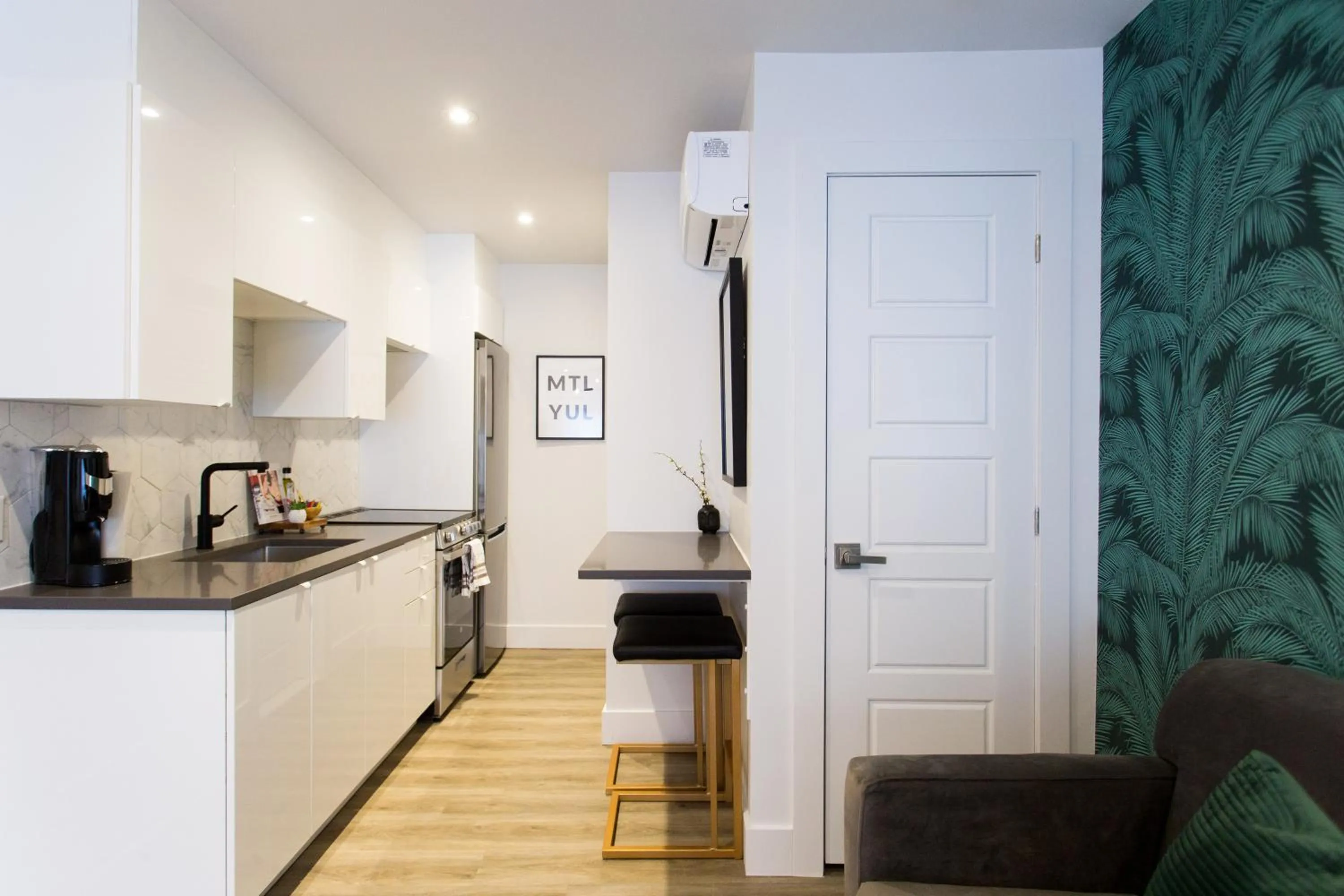 Studio Palms Steps from JeanTalon Market Full Bath by Den Stays