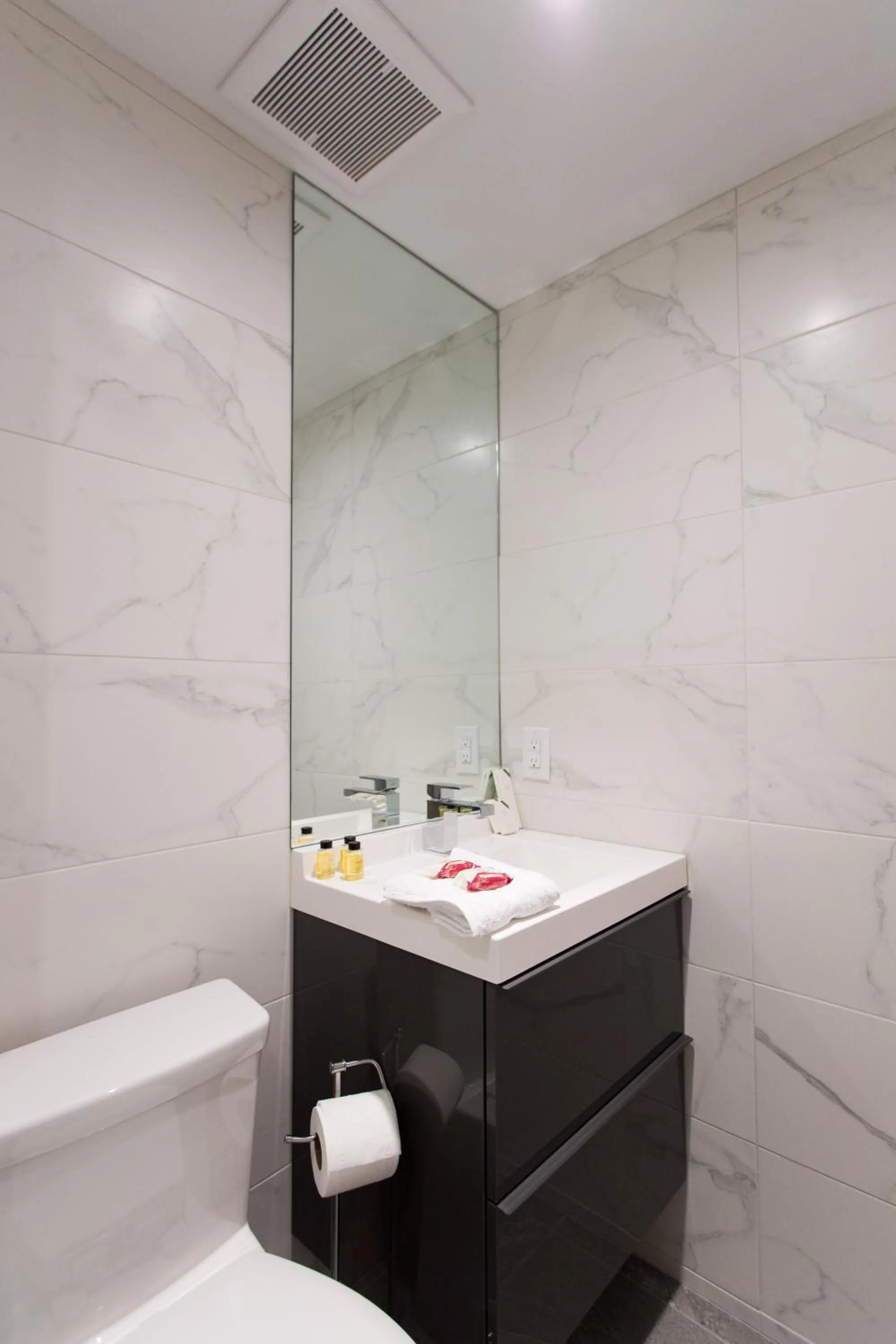 Studio Palms Steps from JeanTalon Market Full Bath by Den Stays