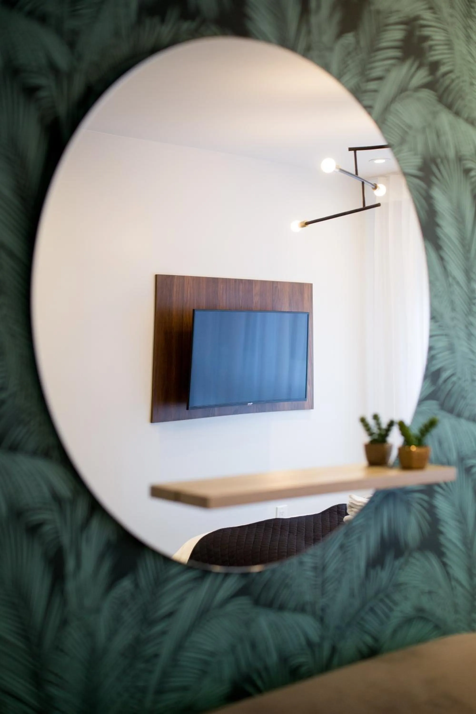 Studio Palms Steps from JeanTalon Market Full Bath by Den Stays