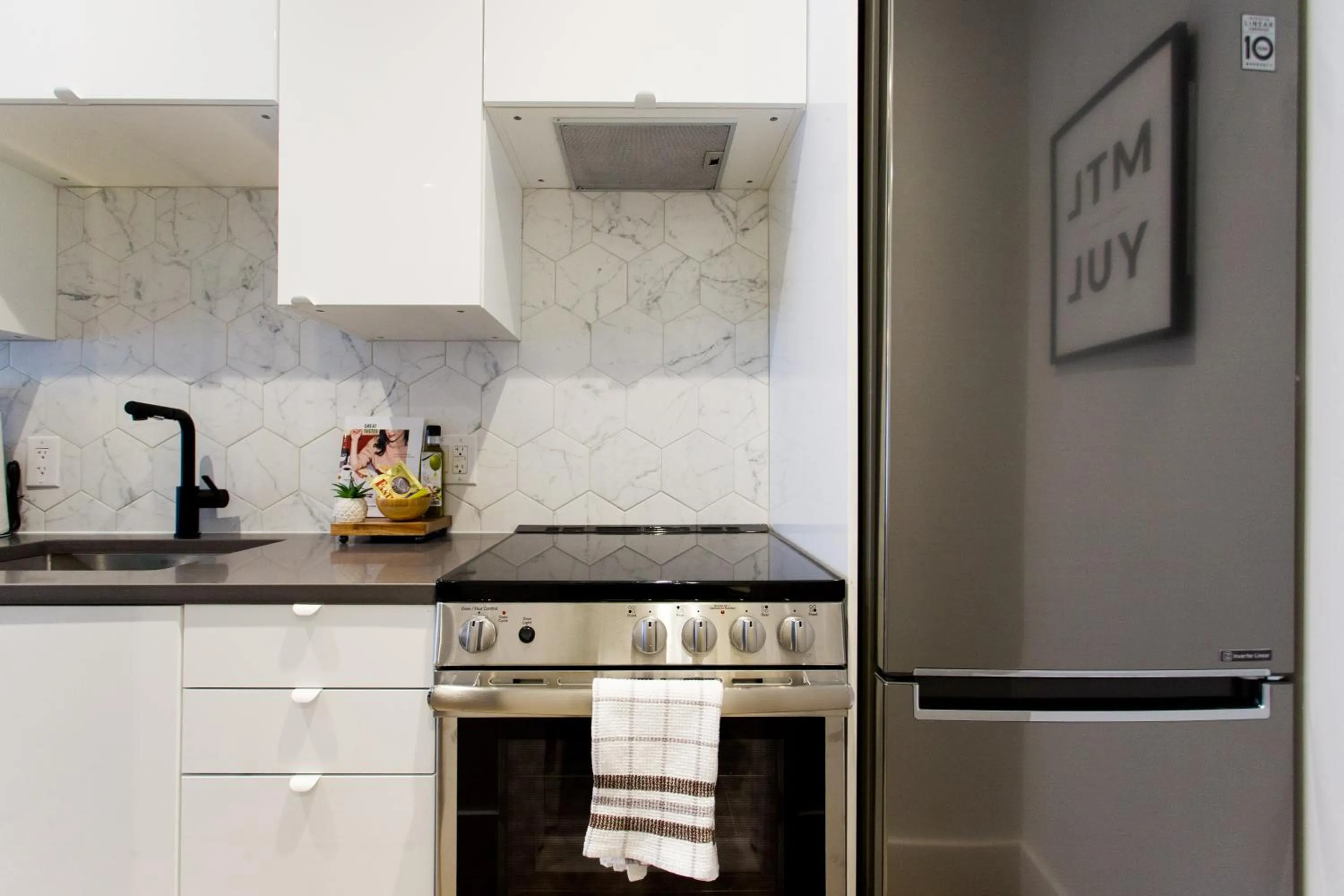 Studio Palms Steps from JeanTalon Market Full Bath by Den Stays