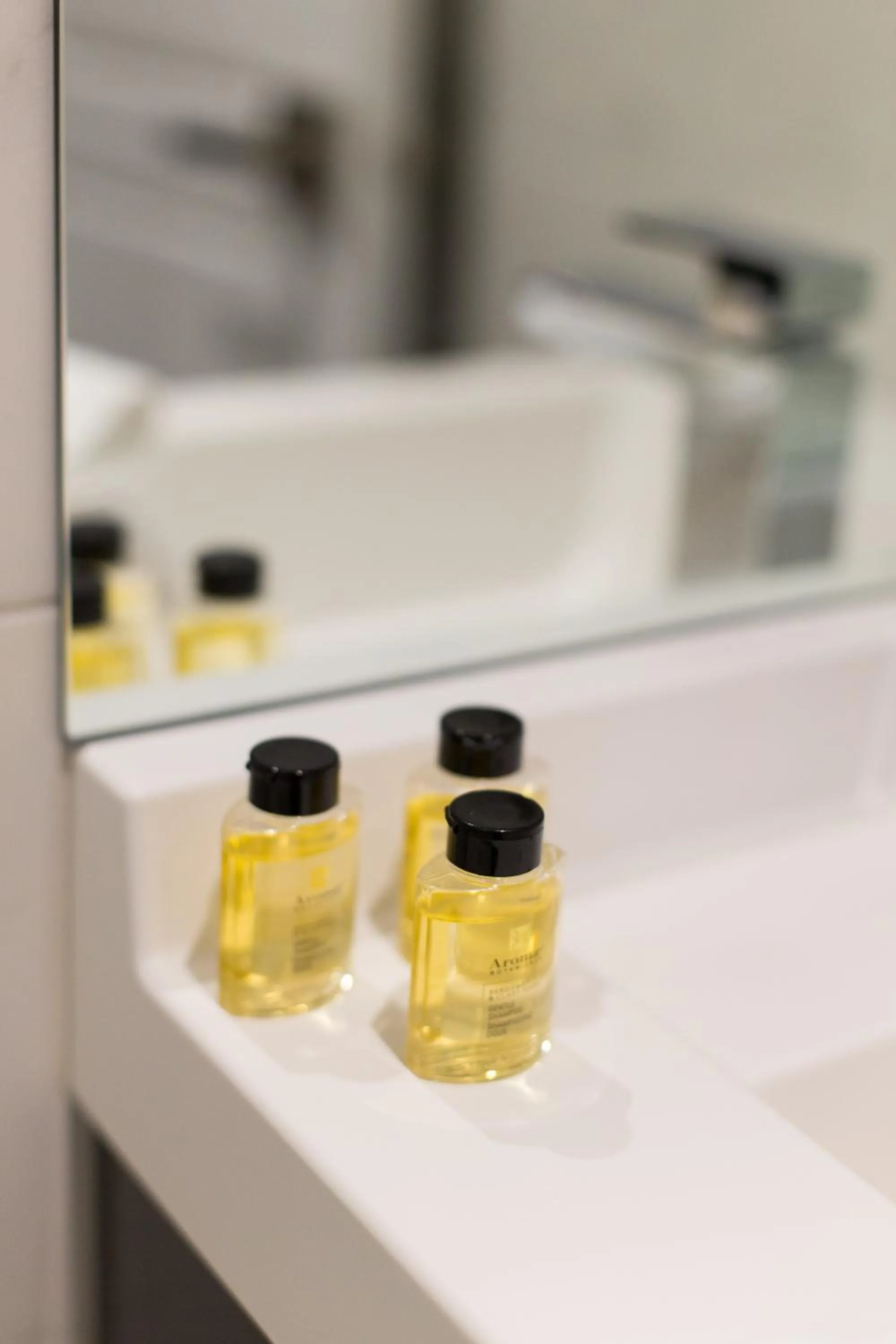 Studio Palms Steps from JeanTalon Market Full Bath by Den Stays