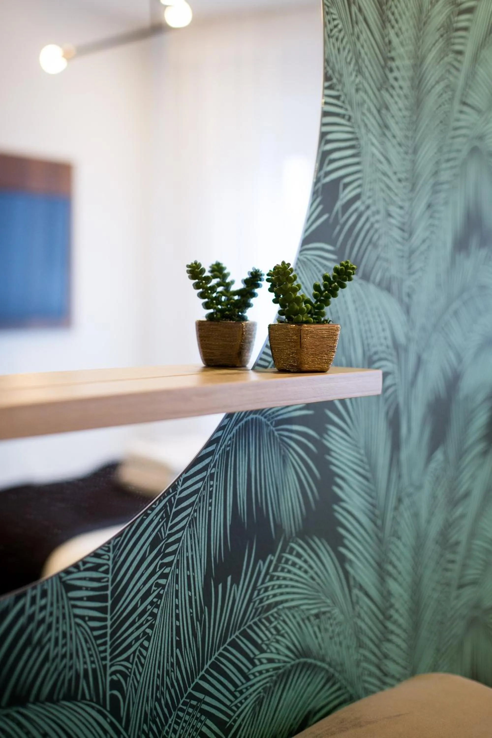 Studio Palms Steps from JeanTalon Market Full Bath by Den Stays