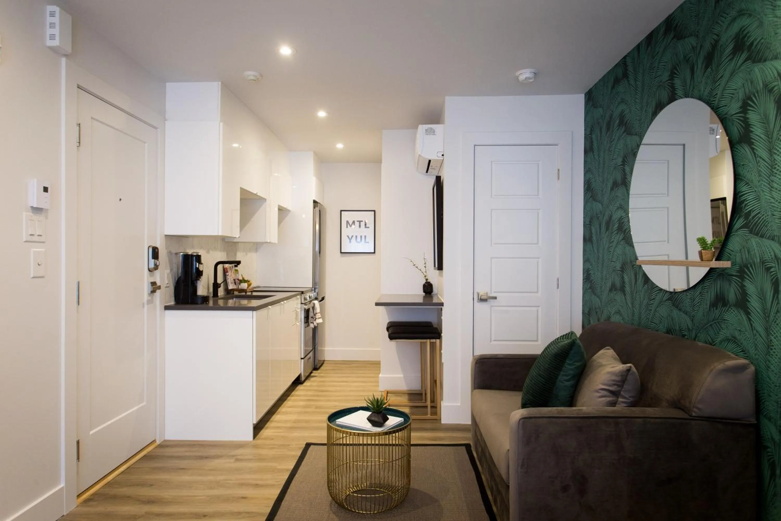 Studio Palms Steps from JeanTalon Market Full Bath by Den Stays