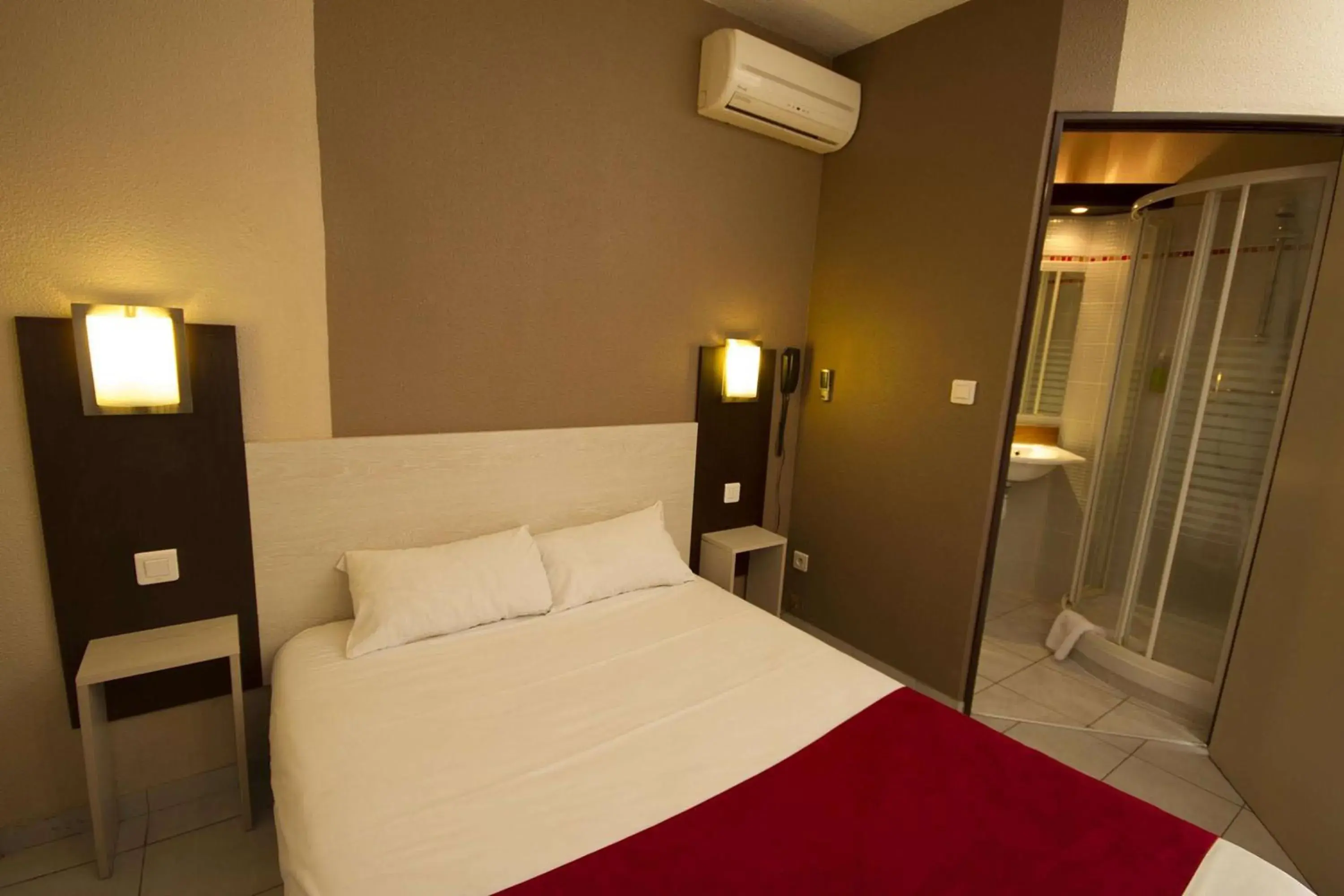 Bedroom, Bed in Brit Hotel Essentiel Sète / Balaruc Bedroom, Bed in Brit Hotel Essentiel Sète / Balaruc