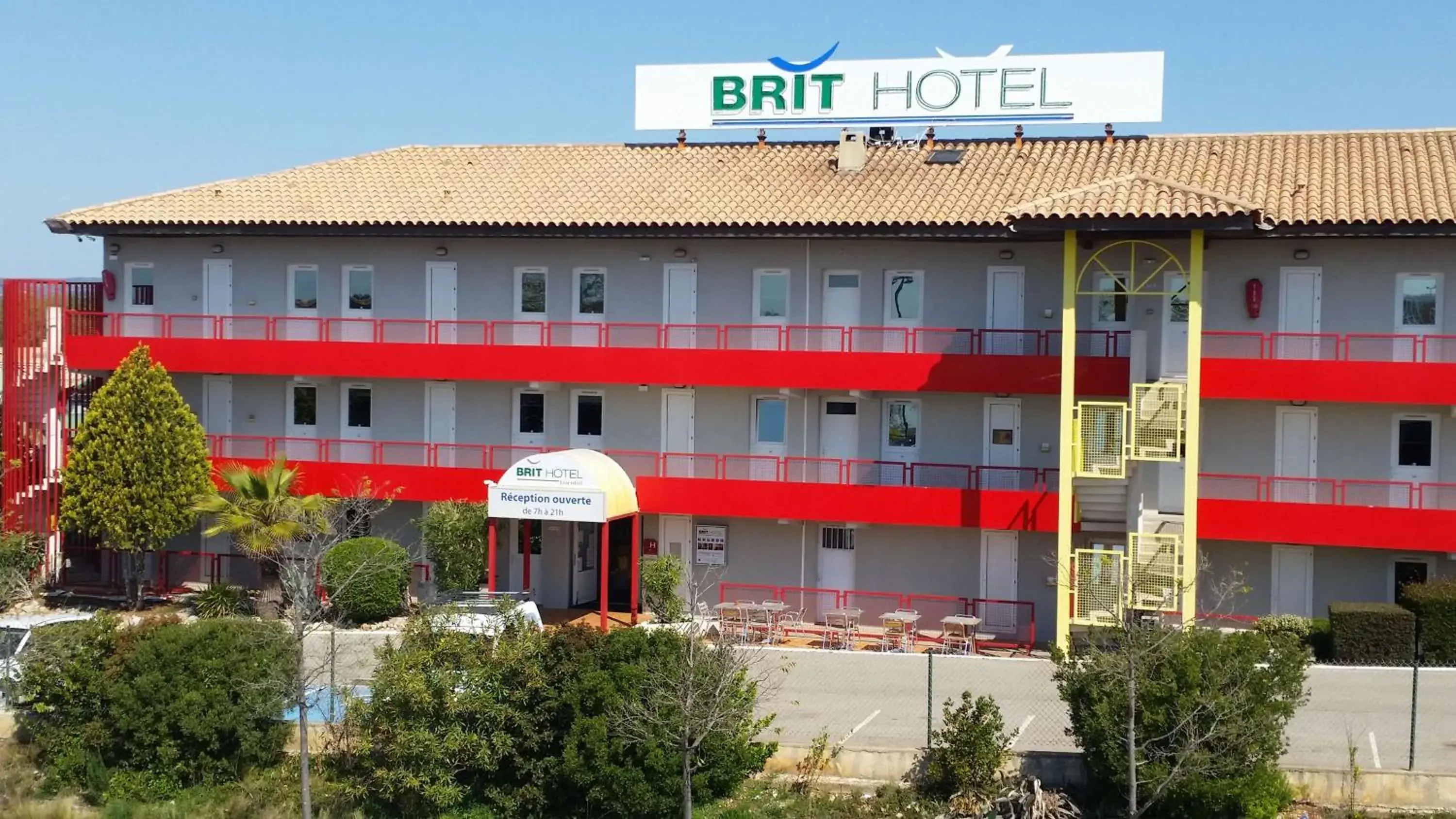Property building in Brit Hotel Essentiel Sète / Balaruc Property building in Brit Hotel Essentiel Sète / Balaruc
