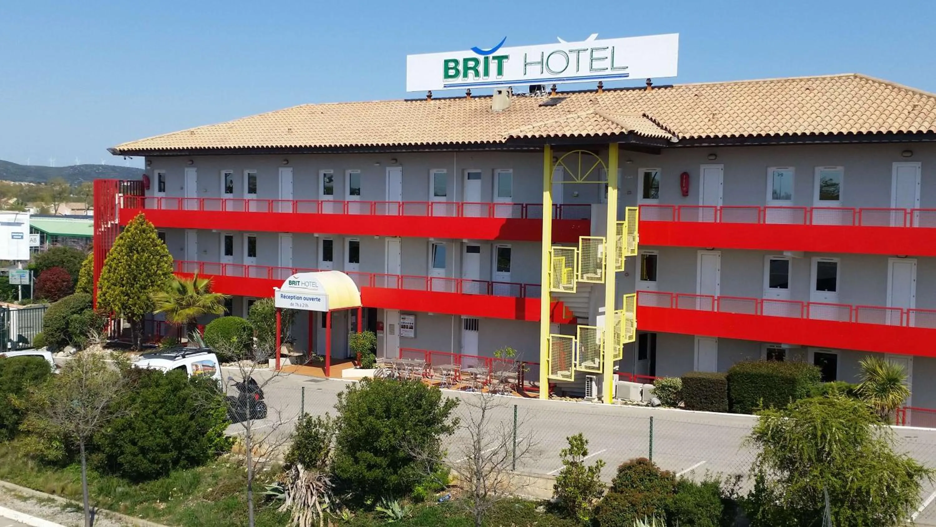 Property building in Brit Hotel Essentiel Sète / Balaruc