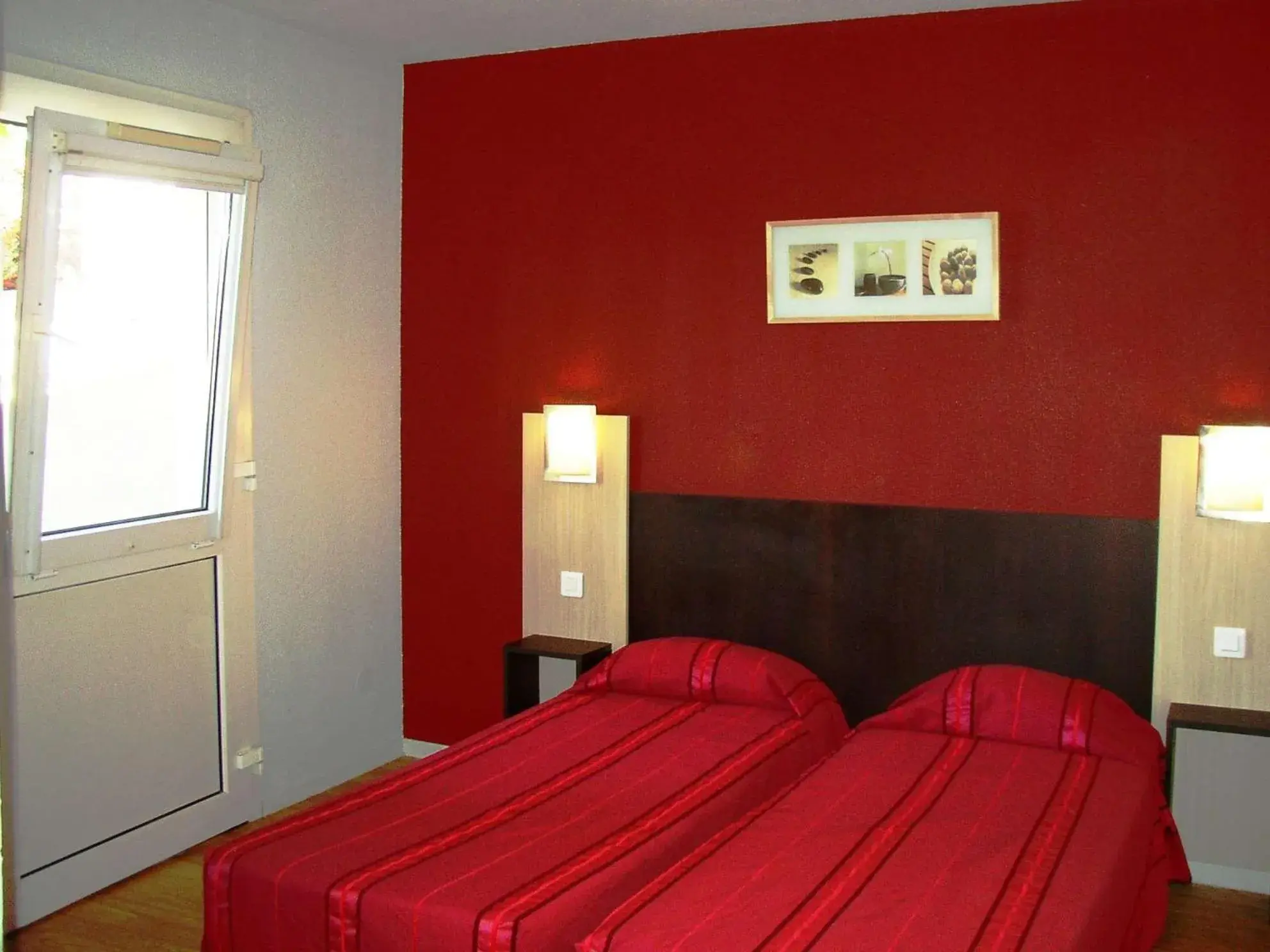 Bedroom, Bed in Brit Hotel Essentiel Sète / Balaruc Bedroom, Bed in Brit Hotel Essentiel Sète / Balaruc