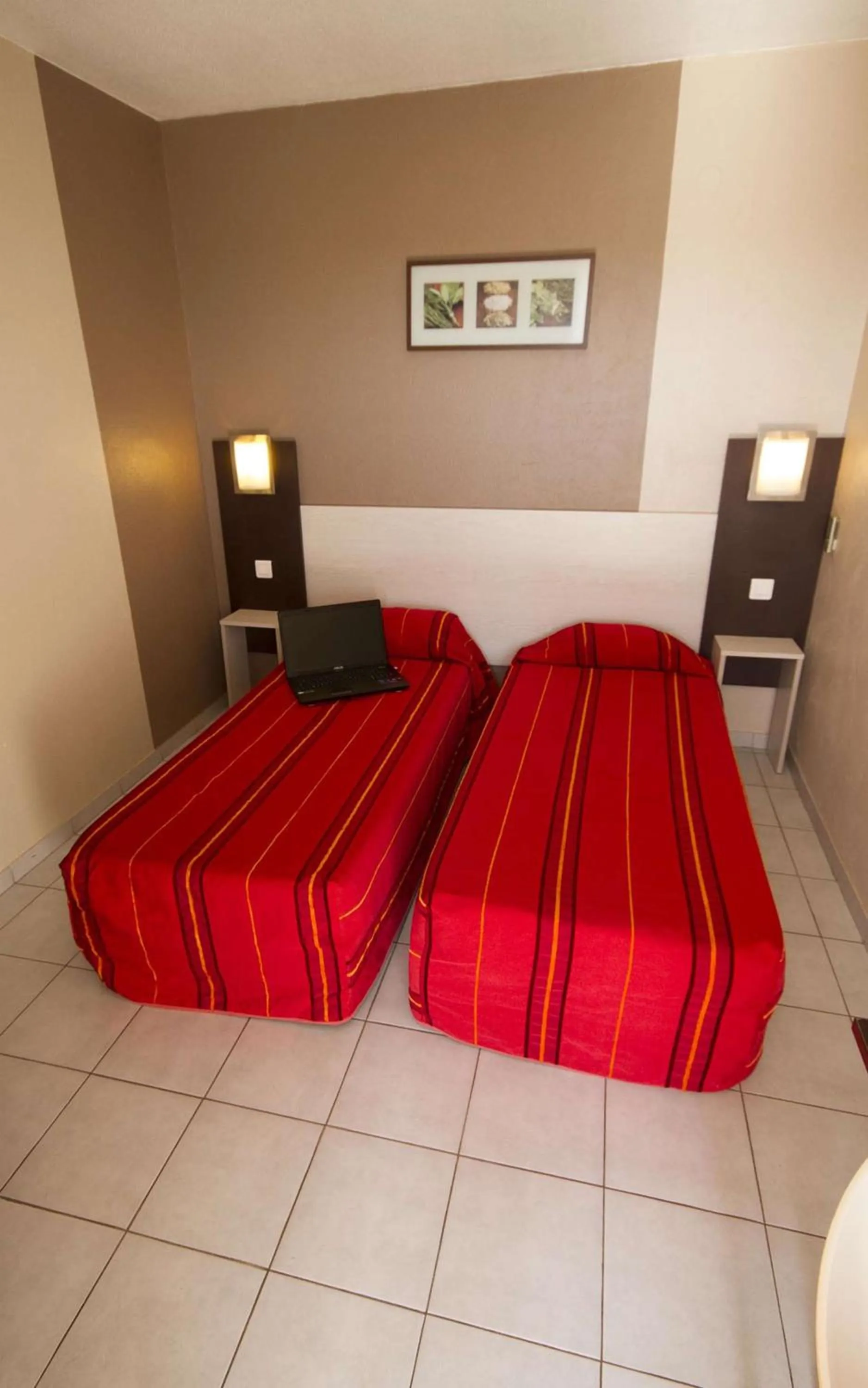 Bedroom, Bed in Brit Hotel Essentiel Sète / Balaruc