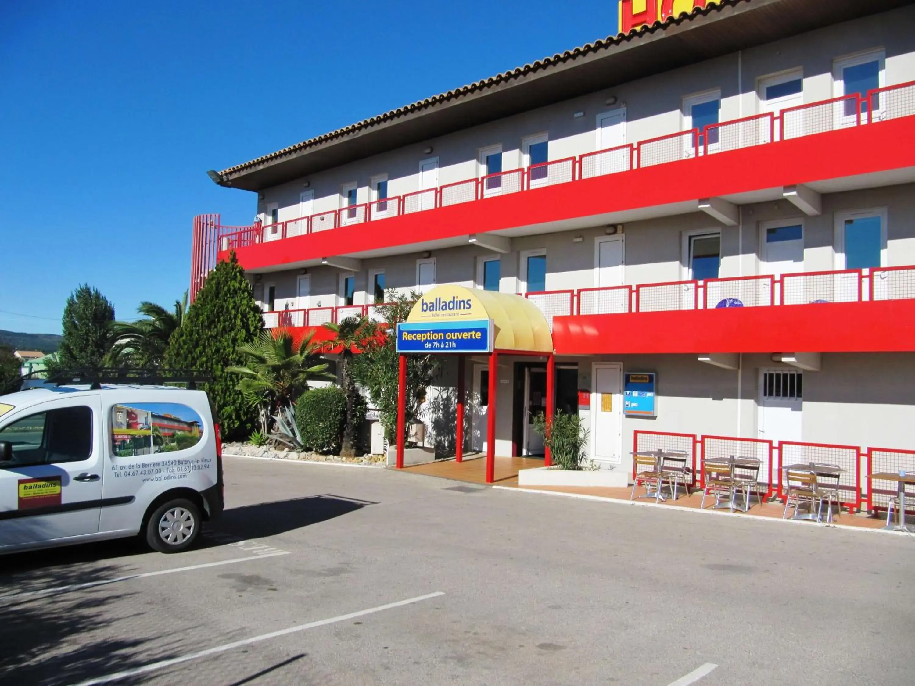 Property building in Brit Hotel Essentiel Sète / Balaruc Property building in Brit Hotel Essentiel Sète / Balaruc