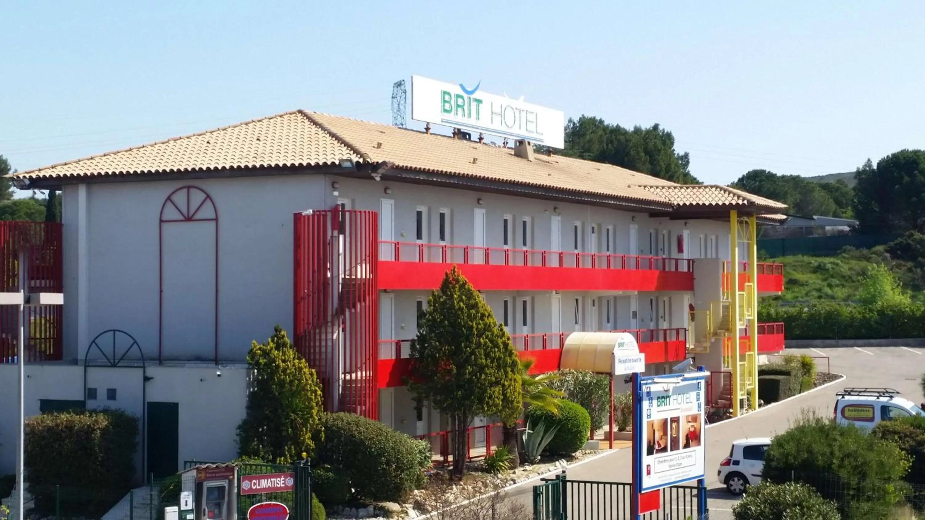 Property building in Brit Hotel Essentiel Sète / Balaruc