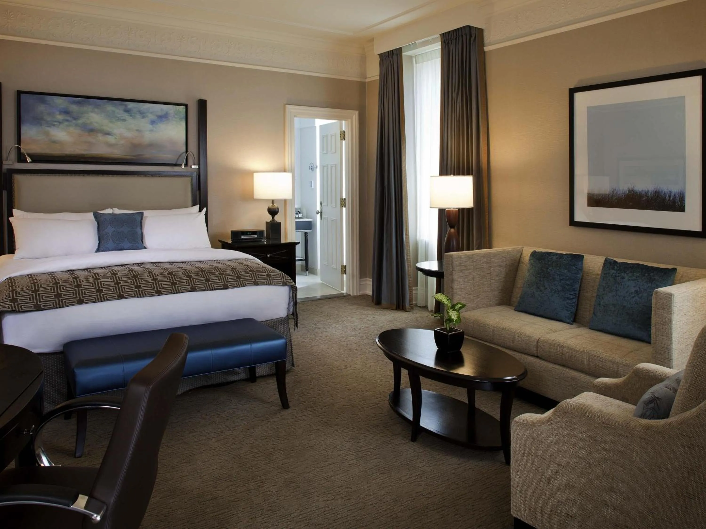 Bedroom, Bed in Fairmont Palliser