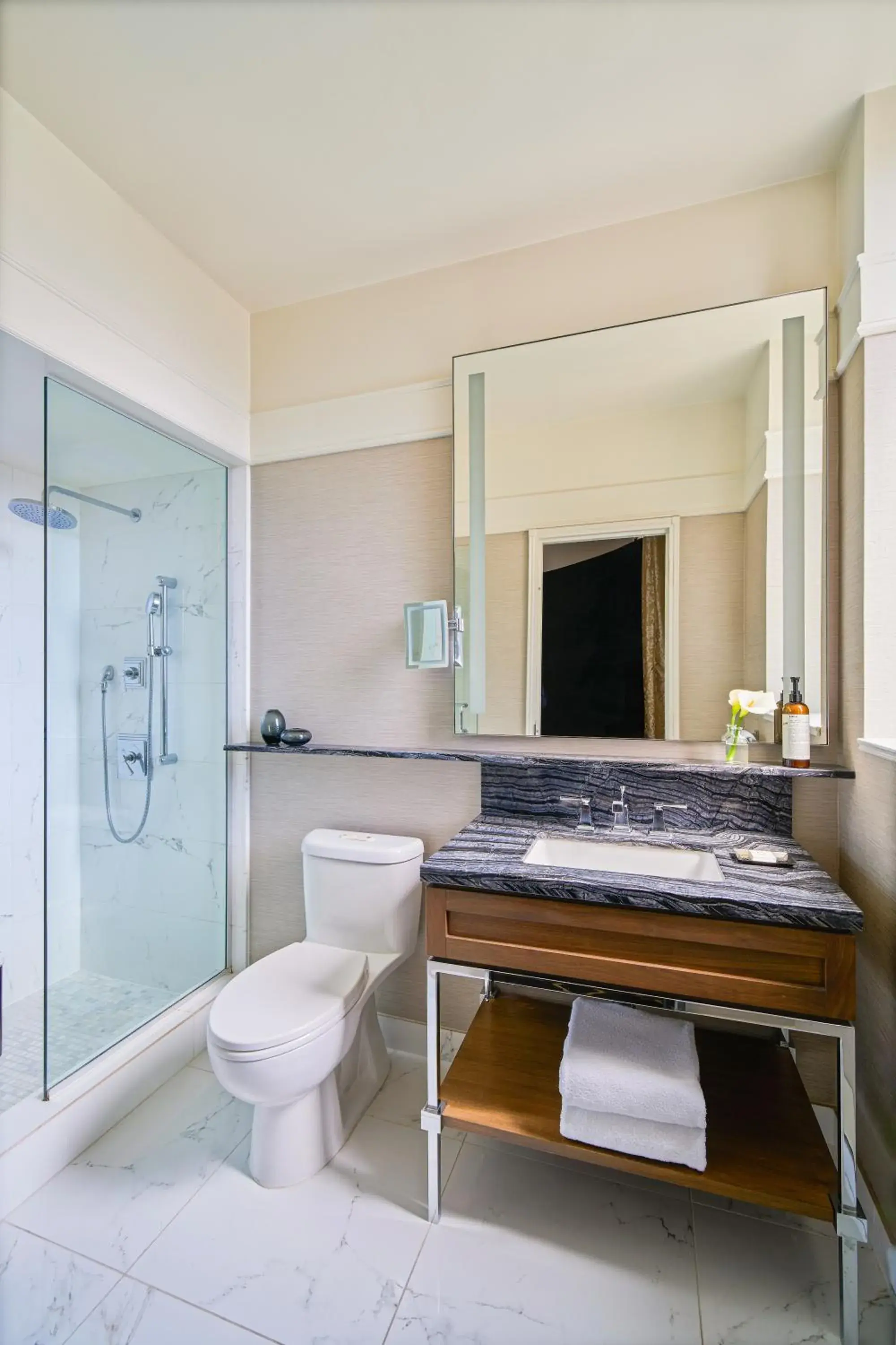 Deluxe Double Room with Two Double Beds and City or Courtyard View in Fairmont Palliser Deluxe Double Room with Two Double Beds and City or Courtyard View in Fairmont Palliser