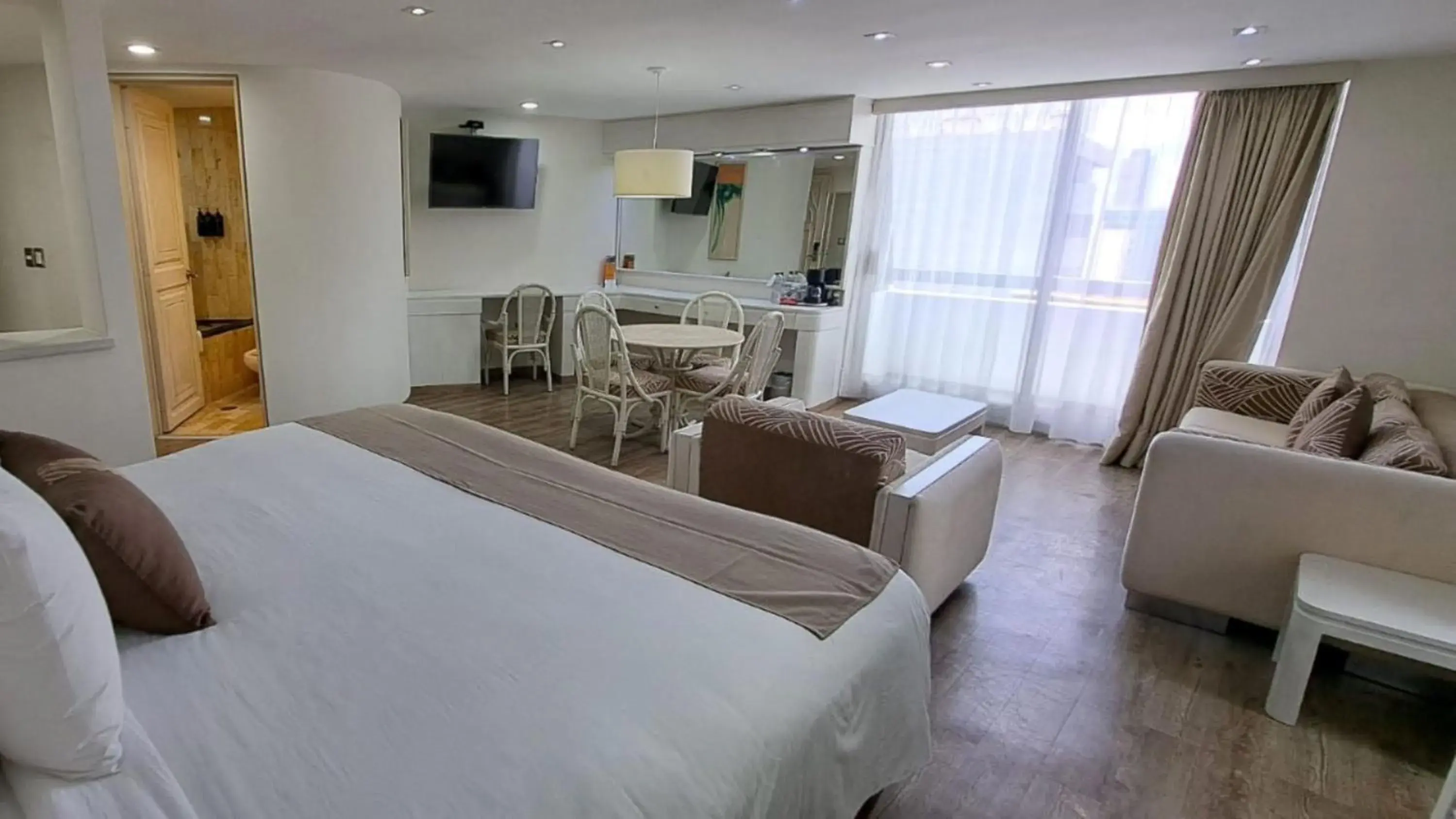 Balcony/Terrace, Bed in Hotel Century Reforma Balcony/Terrace, Bed in Hotel Century Reforma