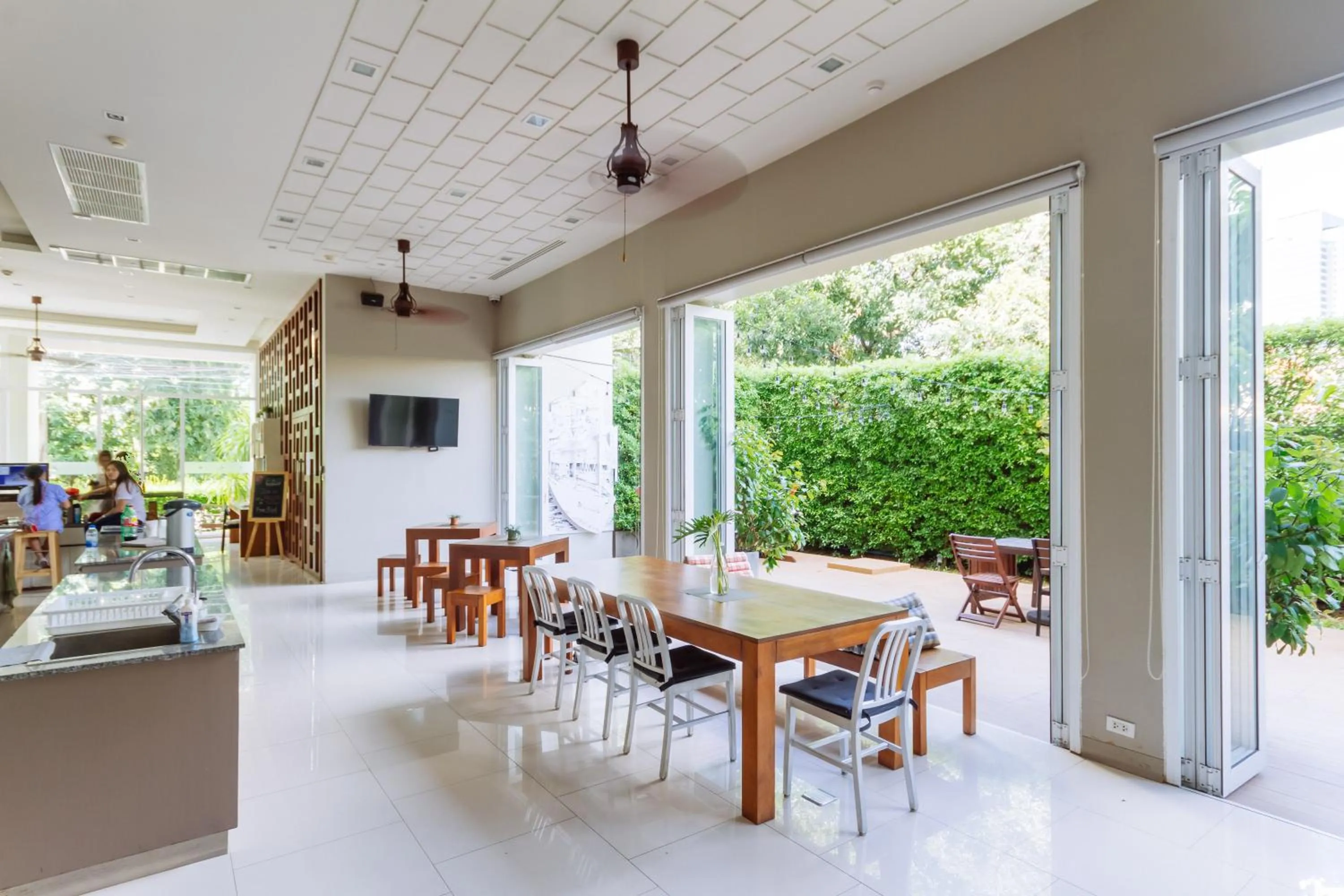 Restaurant/places to eat in Siamaze Hostel