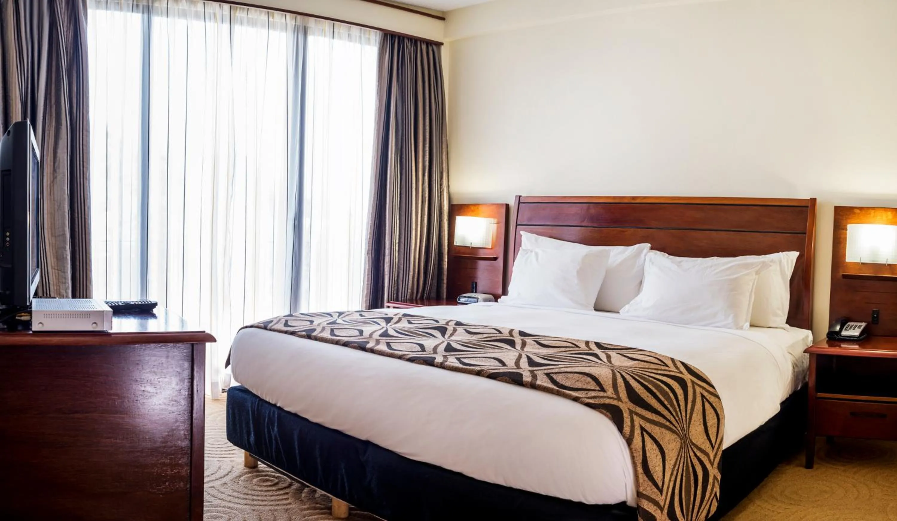 Bedroom, Bed in Crown Hotel