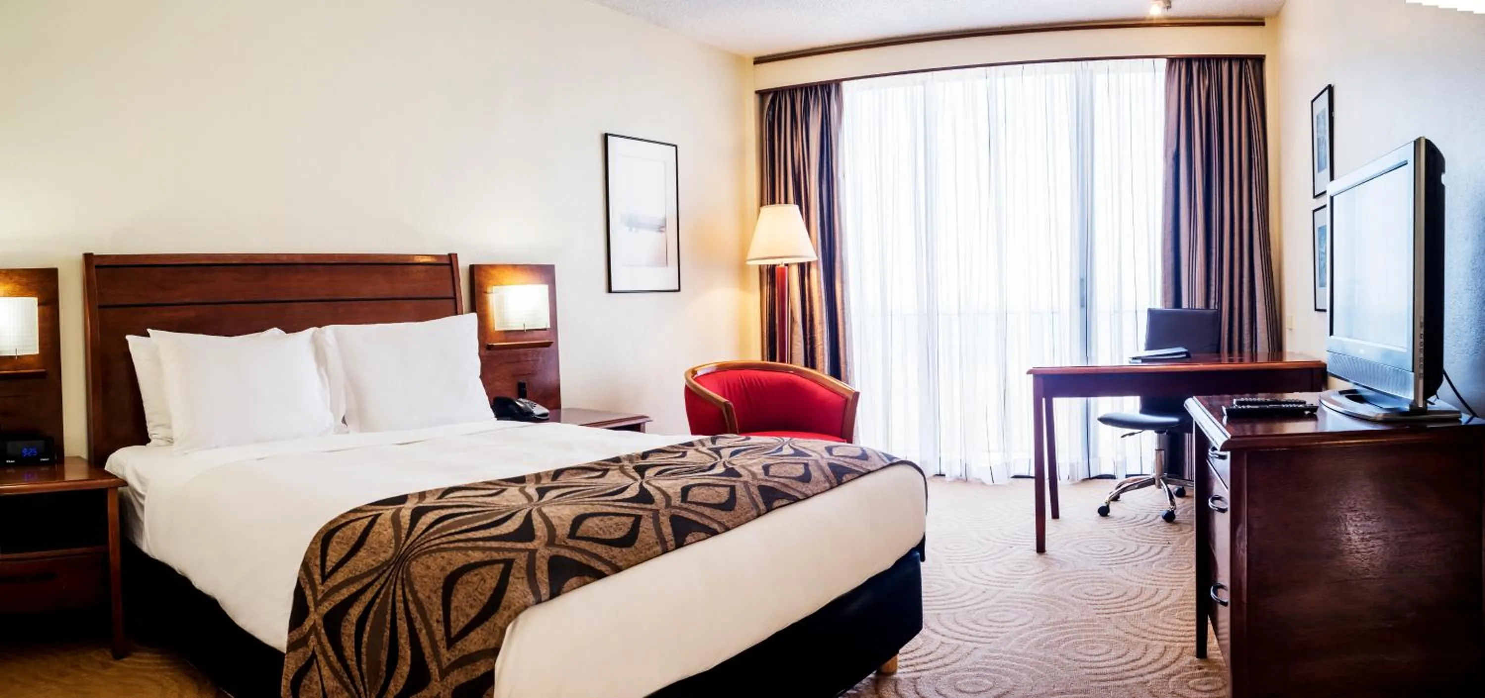 Bedroom, Bed in Crown Hotel