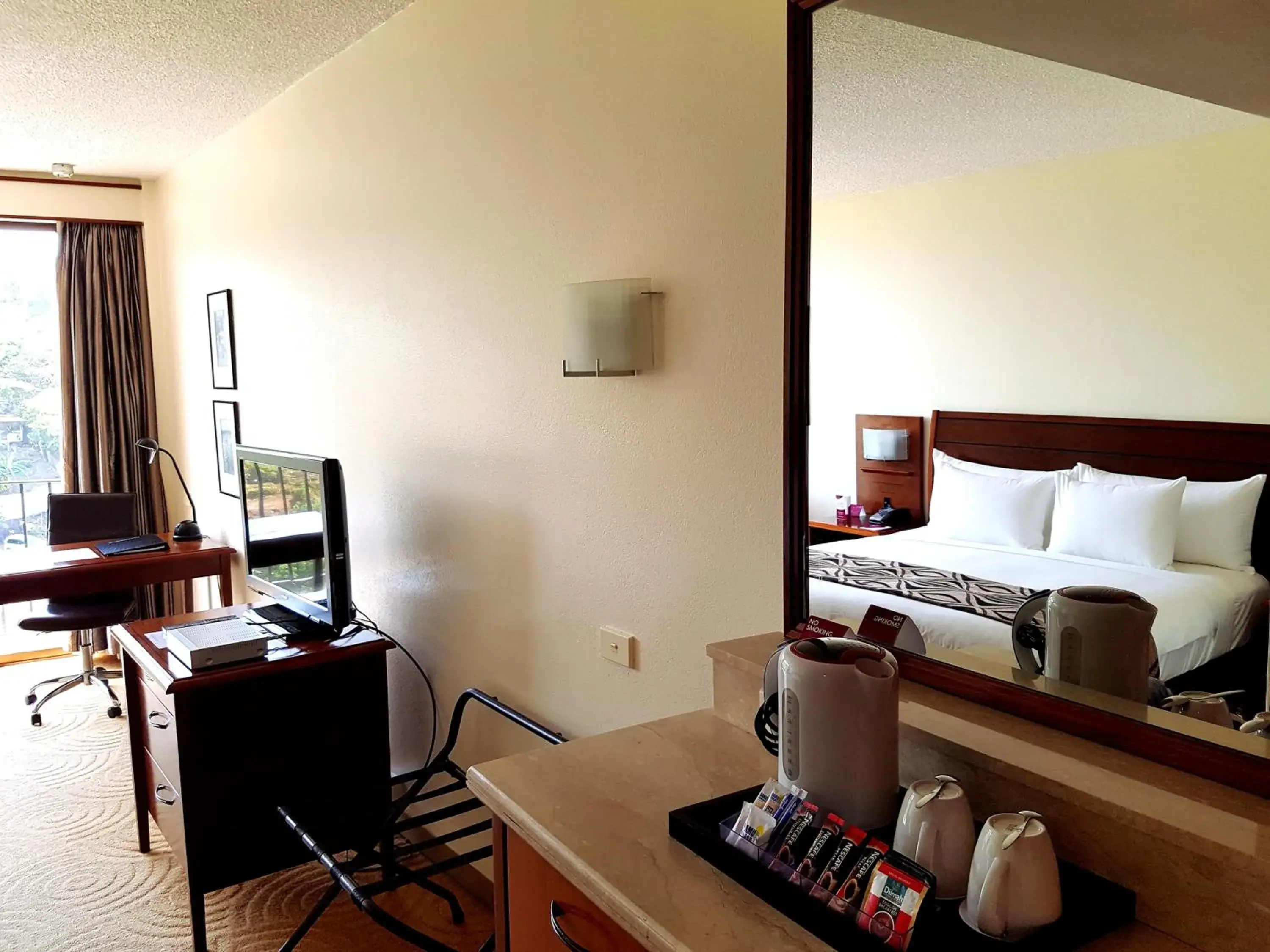 Superior Queen Room - single occupancy - Smoking in Crown Hotel Superior Queen Room - single occupancy - Smoking in Crown Hotel