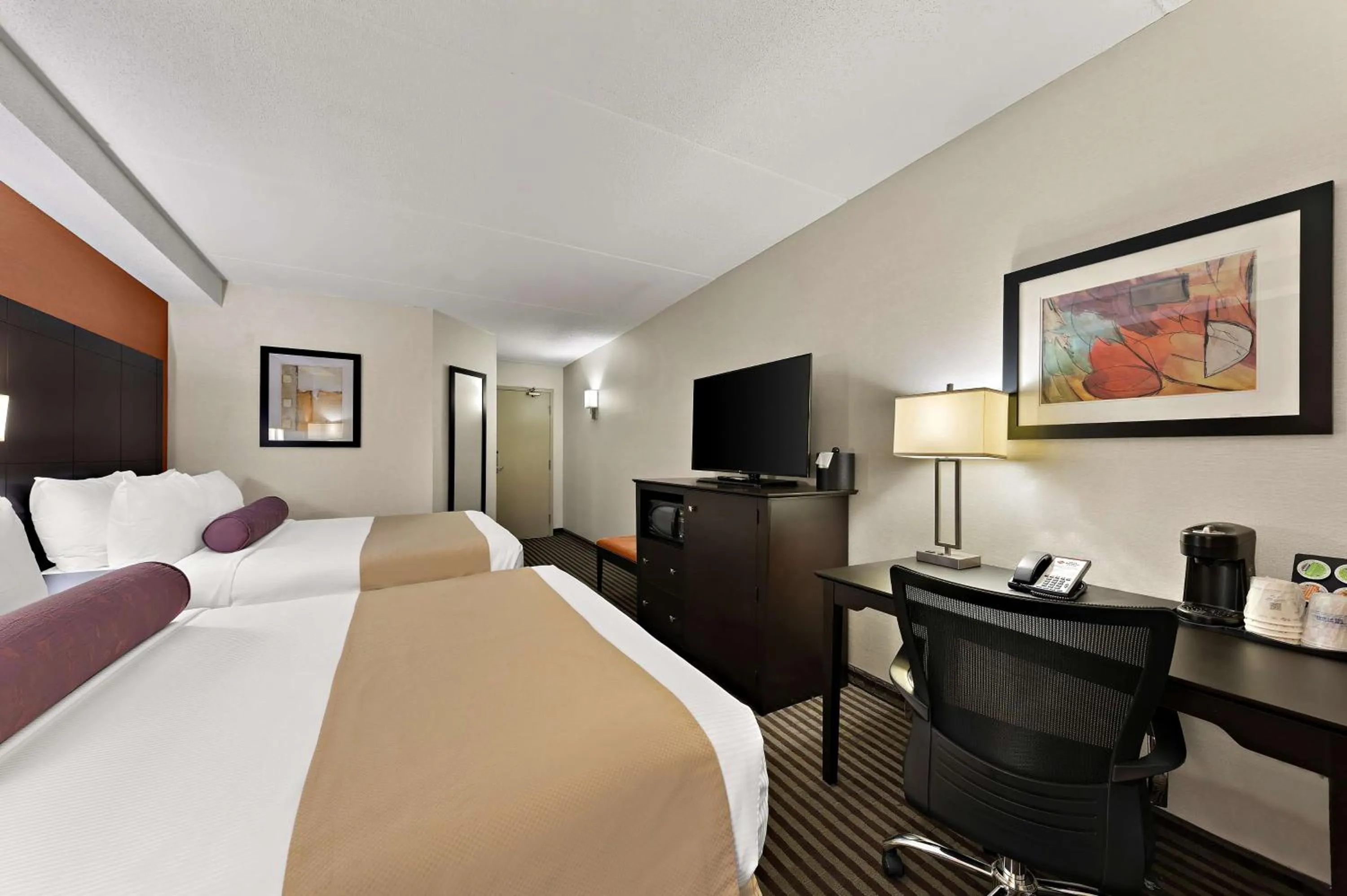 Bedroom in Best Western Plus Toronto North York Hotel & Suites