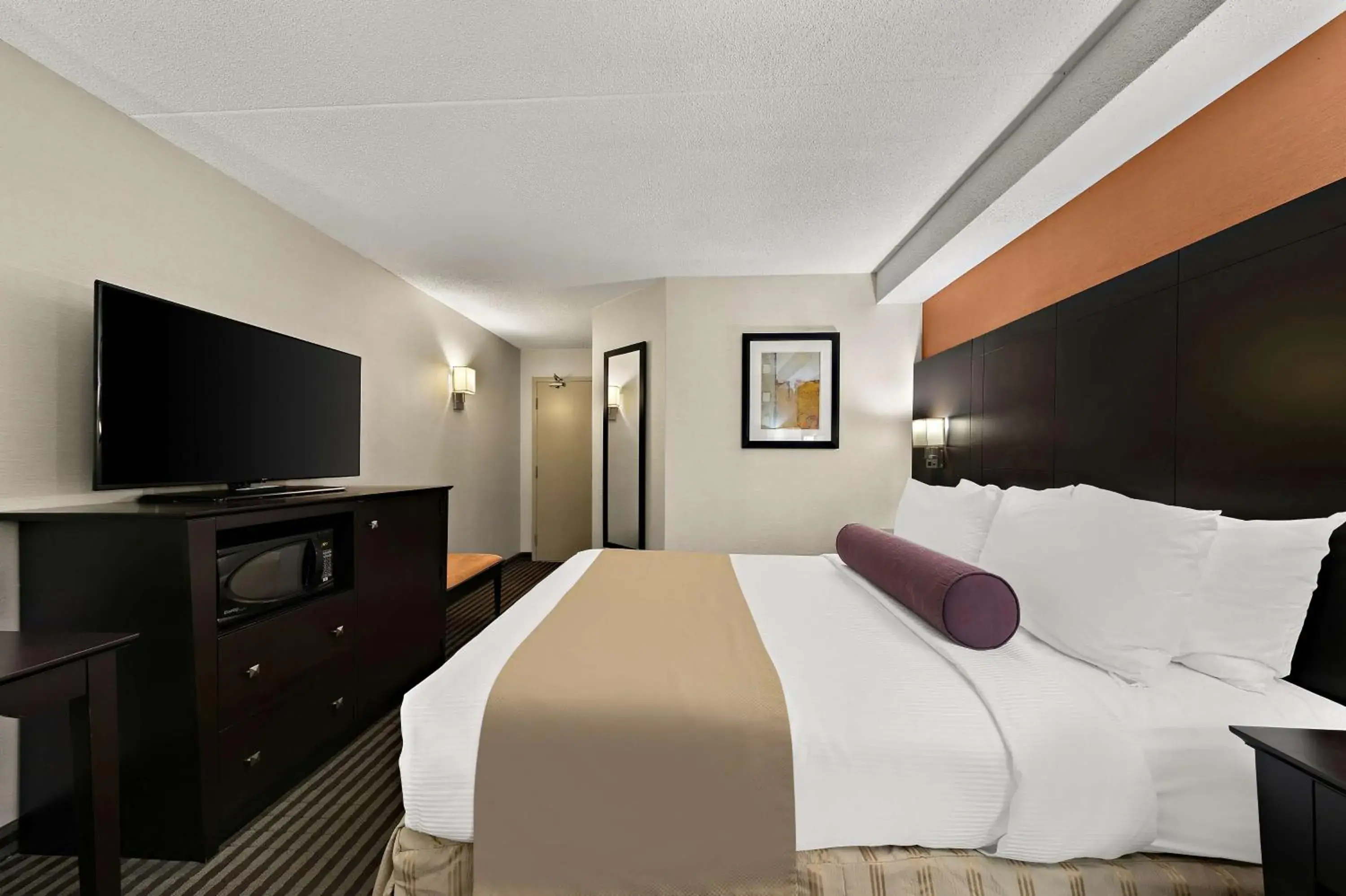 Bedroom in Best Western Plus Toronto North York Hotel & Suites Bedroom in Best Western Plus Toronto North York Hotel & Suites