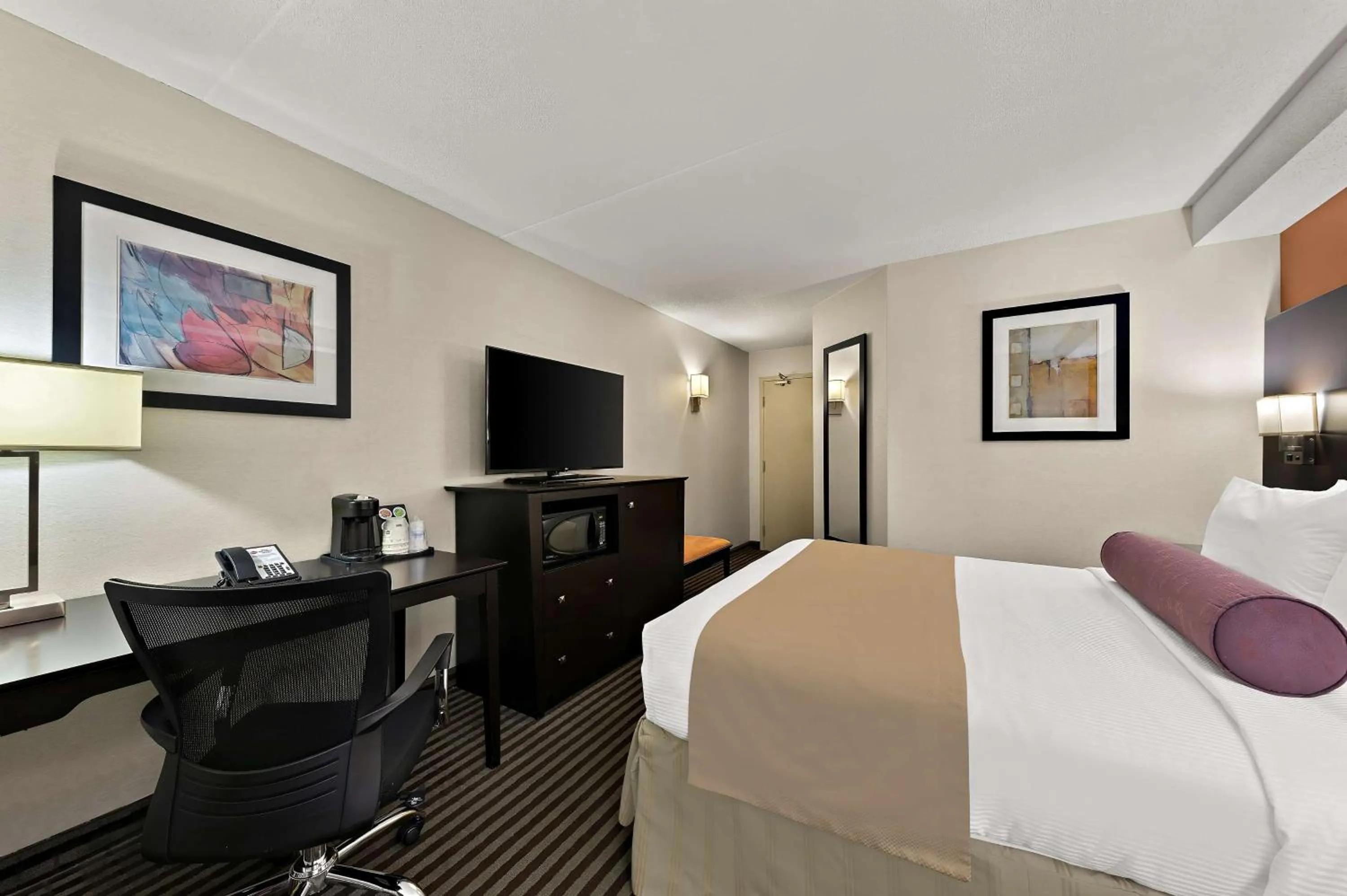 Bedroom in Best Western Plus Toronto North York Hotel & Suites