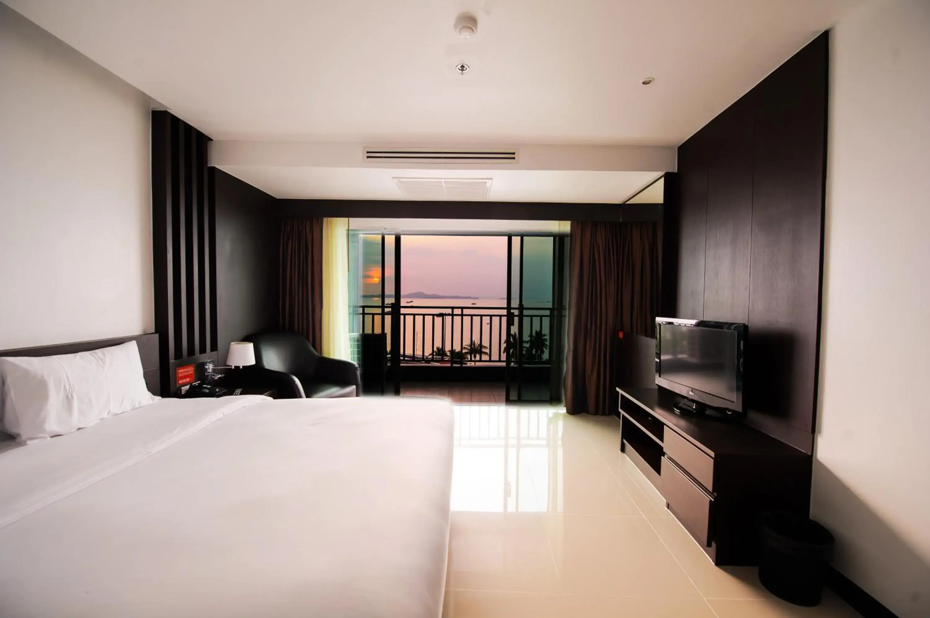 Photo of the whole room, TV/Entertainment Center in Hotel Selection Pattaya (SHA Plus)