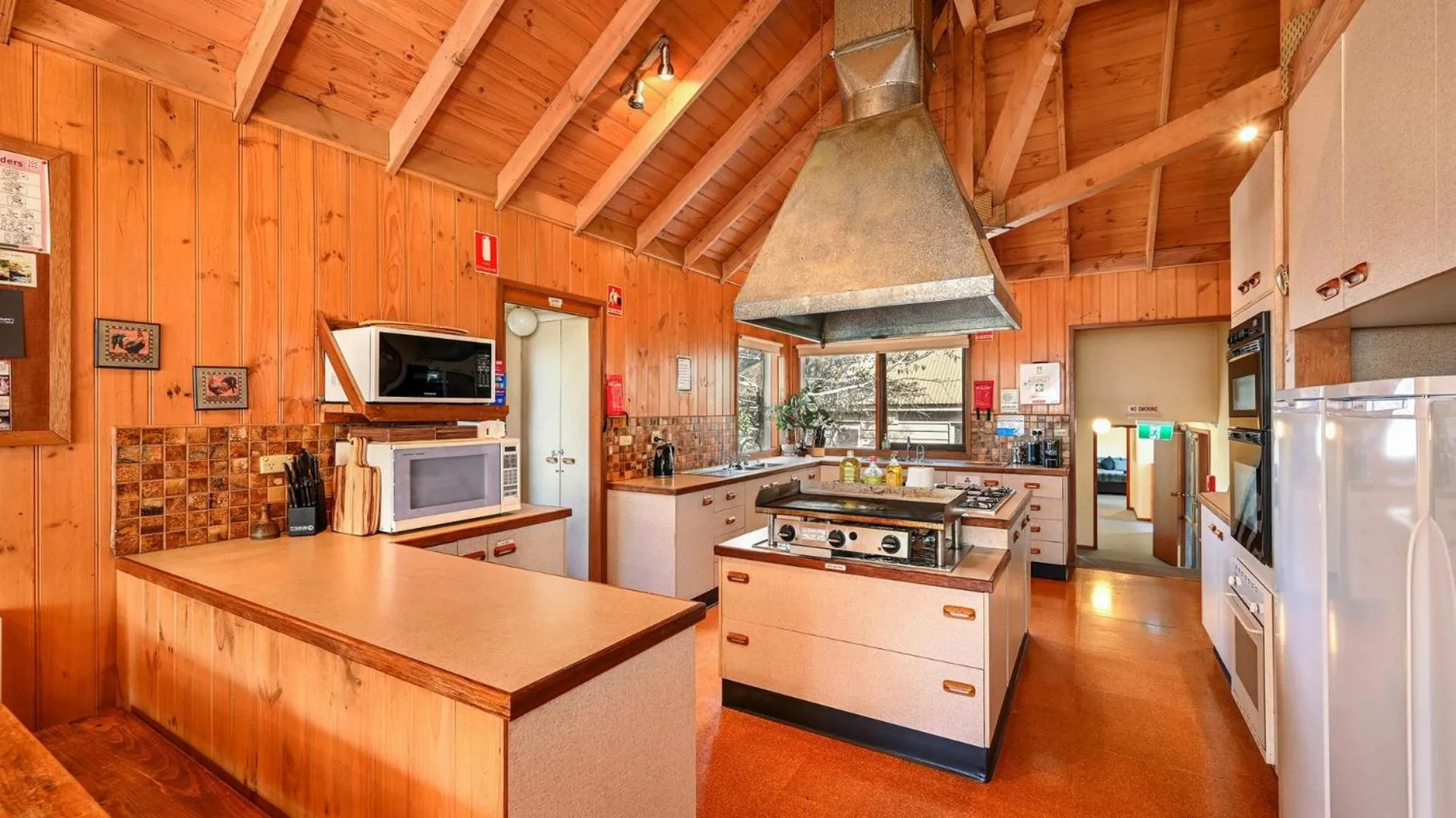 Kitchen or kitchenette in Currawong Lodge