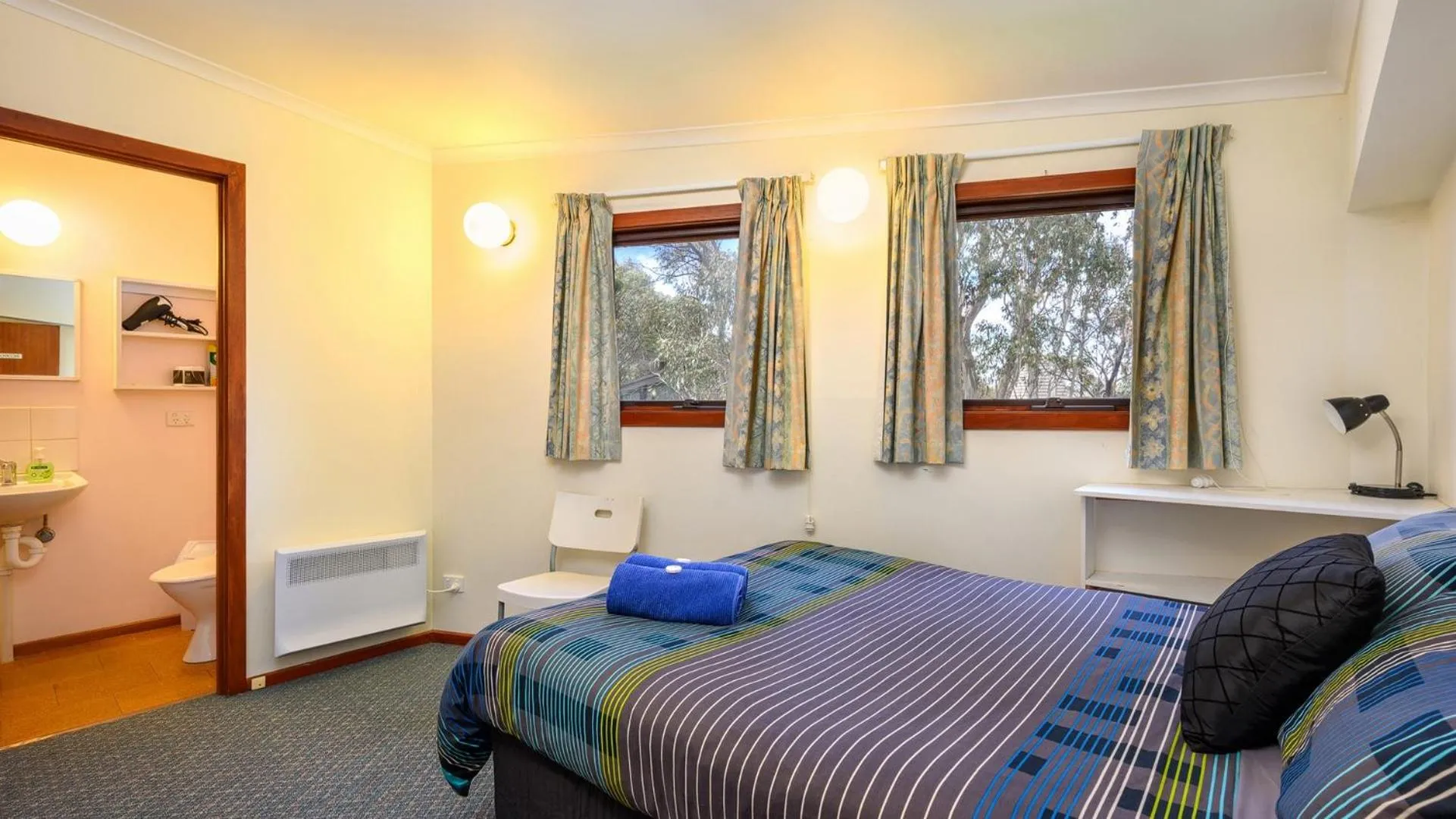 Bedroom, Bed in Currawong Lodge