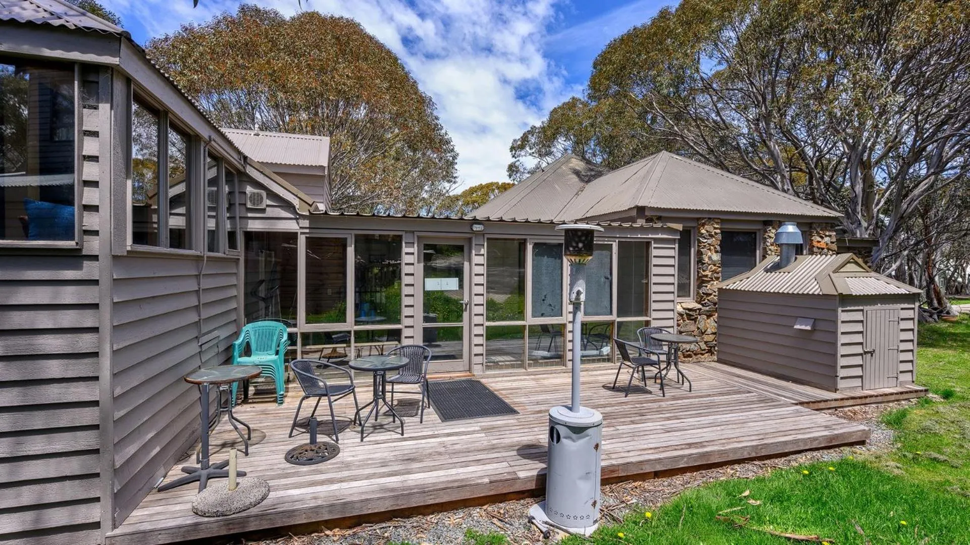 Property building in Currawong Lodge