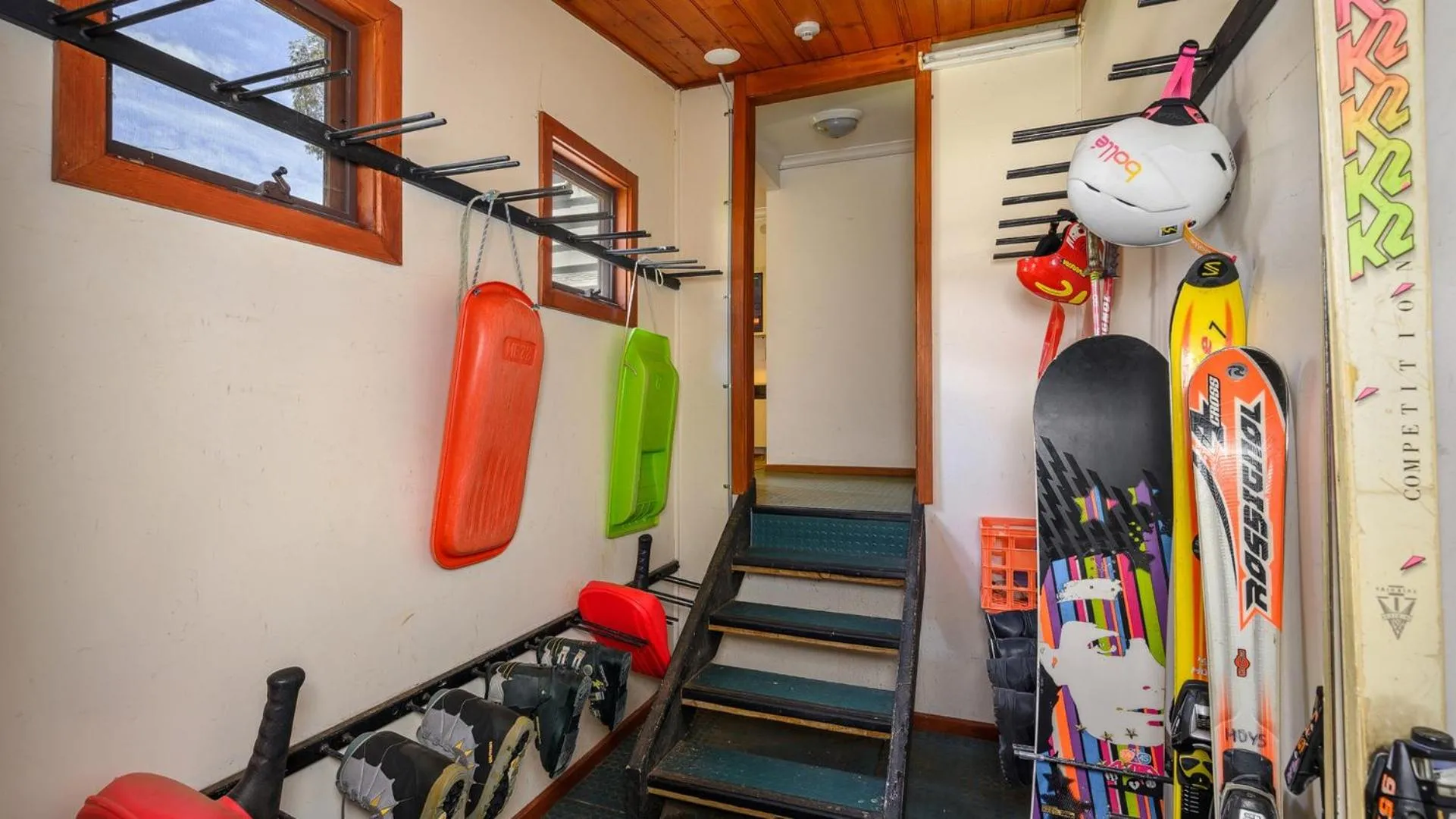 wardrobe in Currawong Lodge