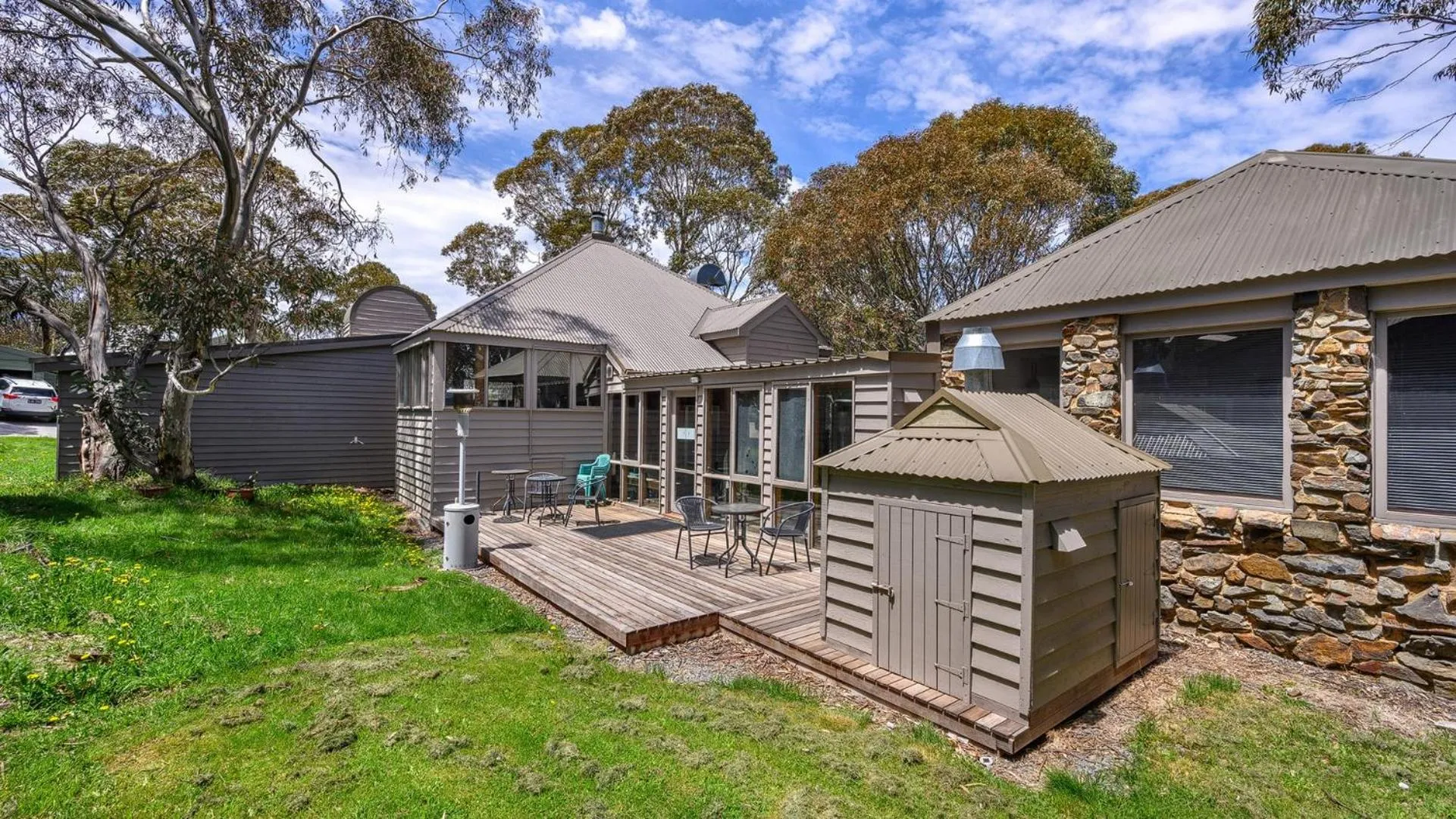 Property building in Currawong Lodge