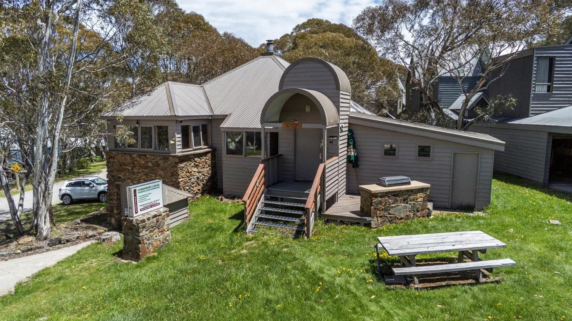 Property building in Currawong Lodge
