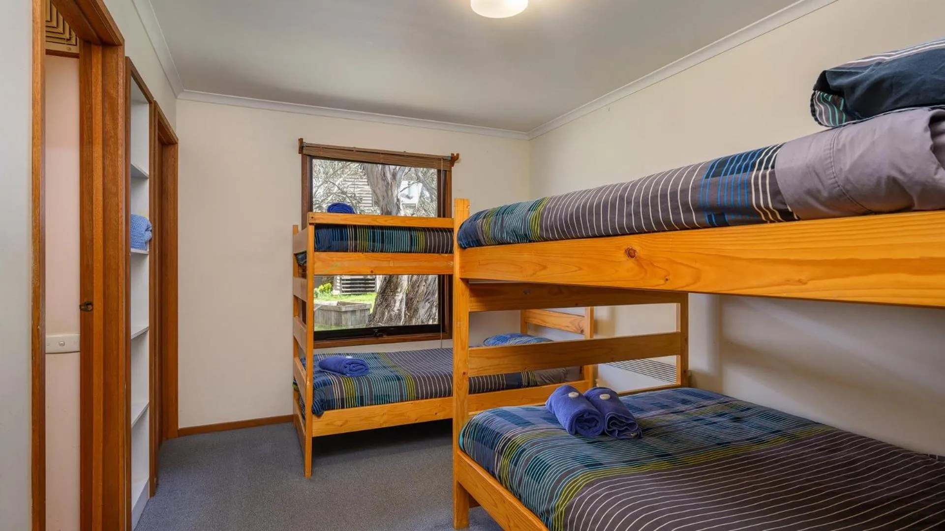 Bedroom, Bed in Currawong Lodge