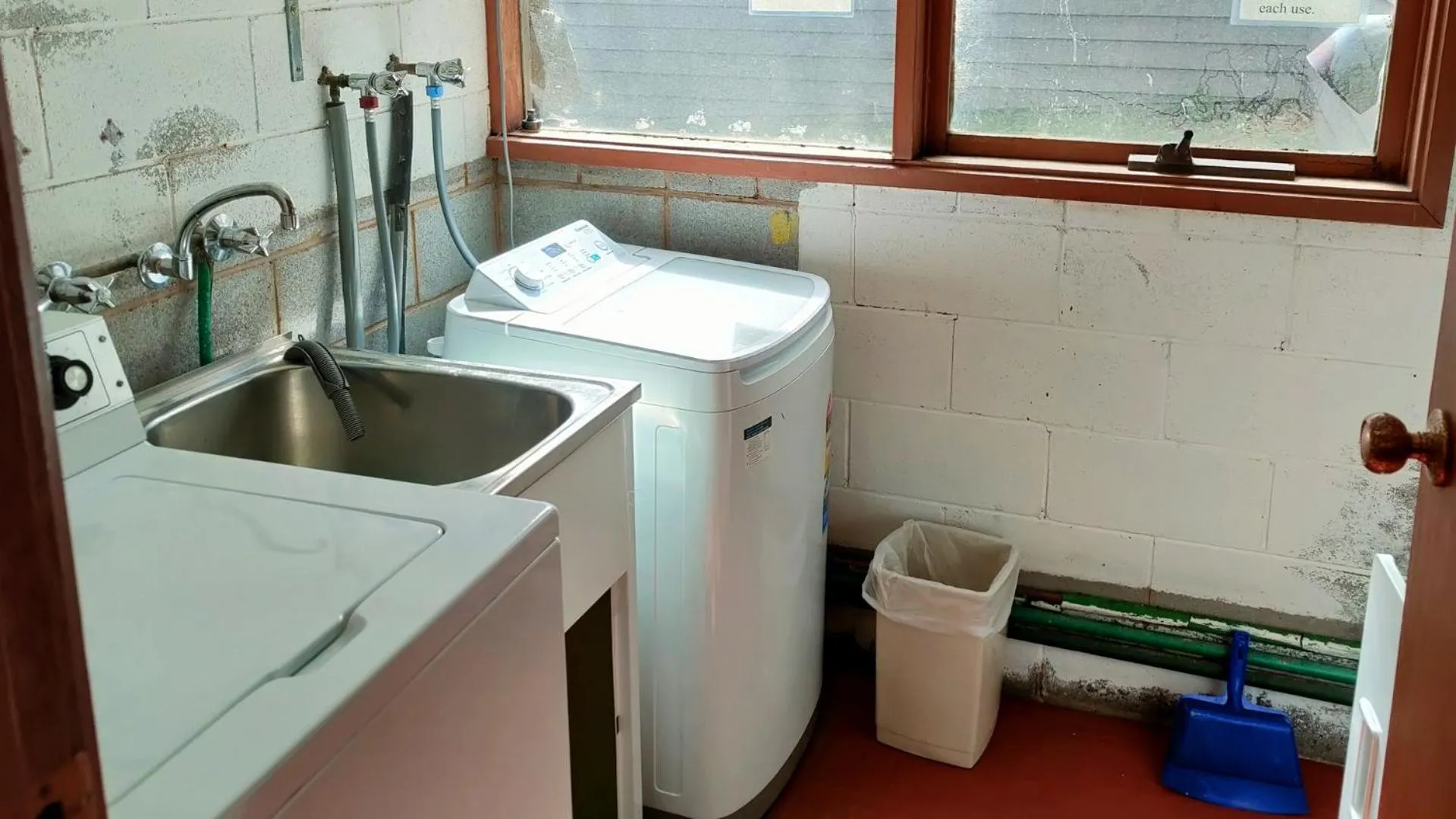 washing machine in Currawong Lodge
