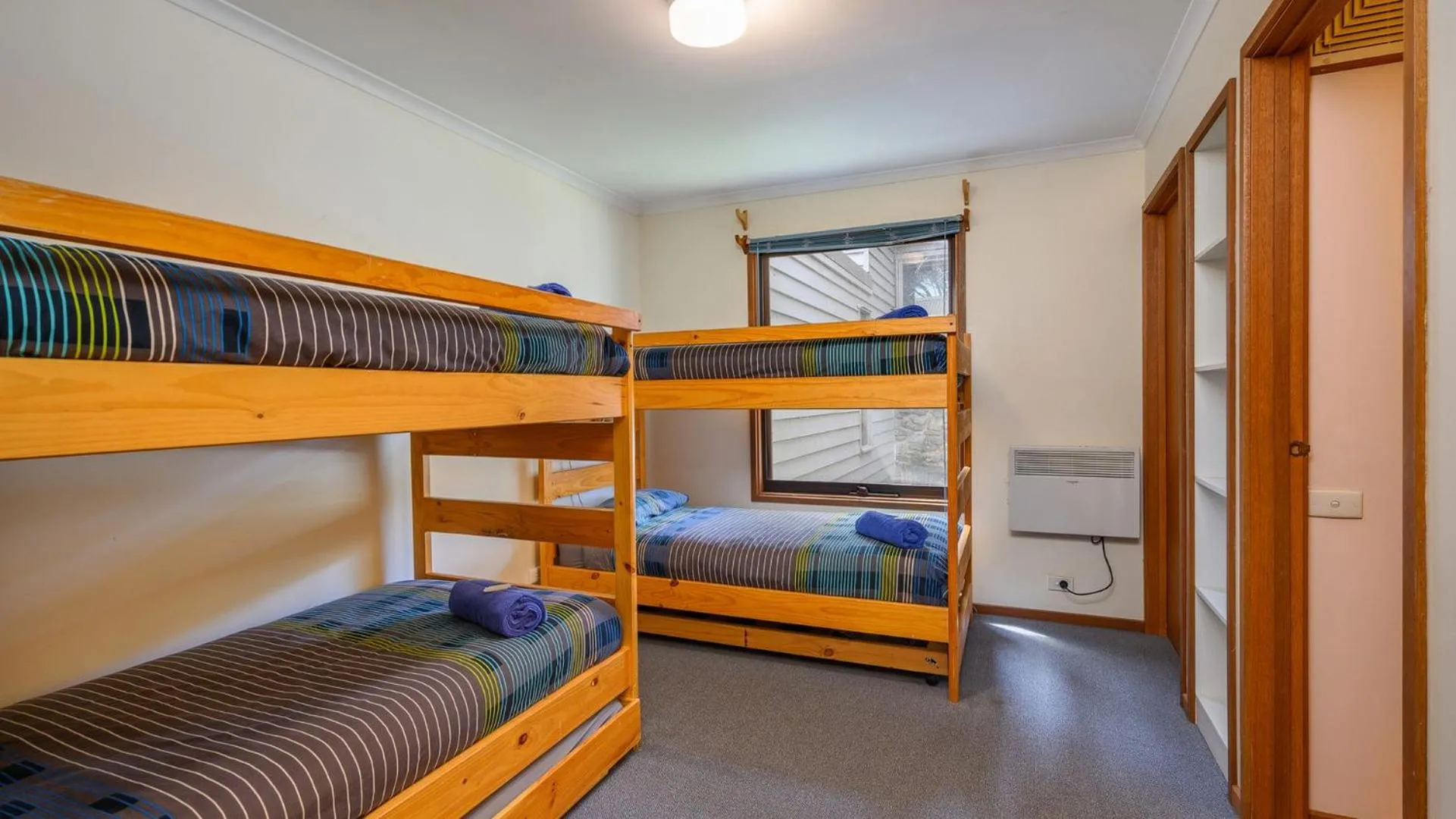 Bedroom, Bed in Currawong Lodge