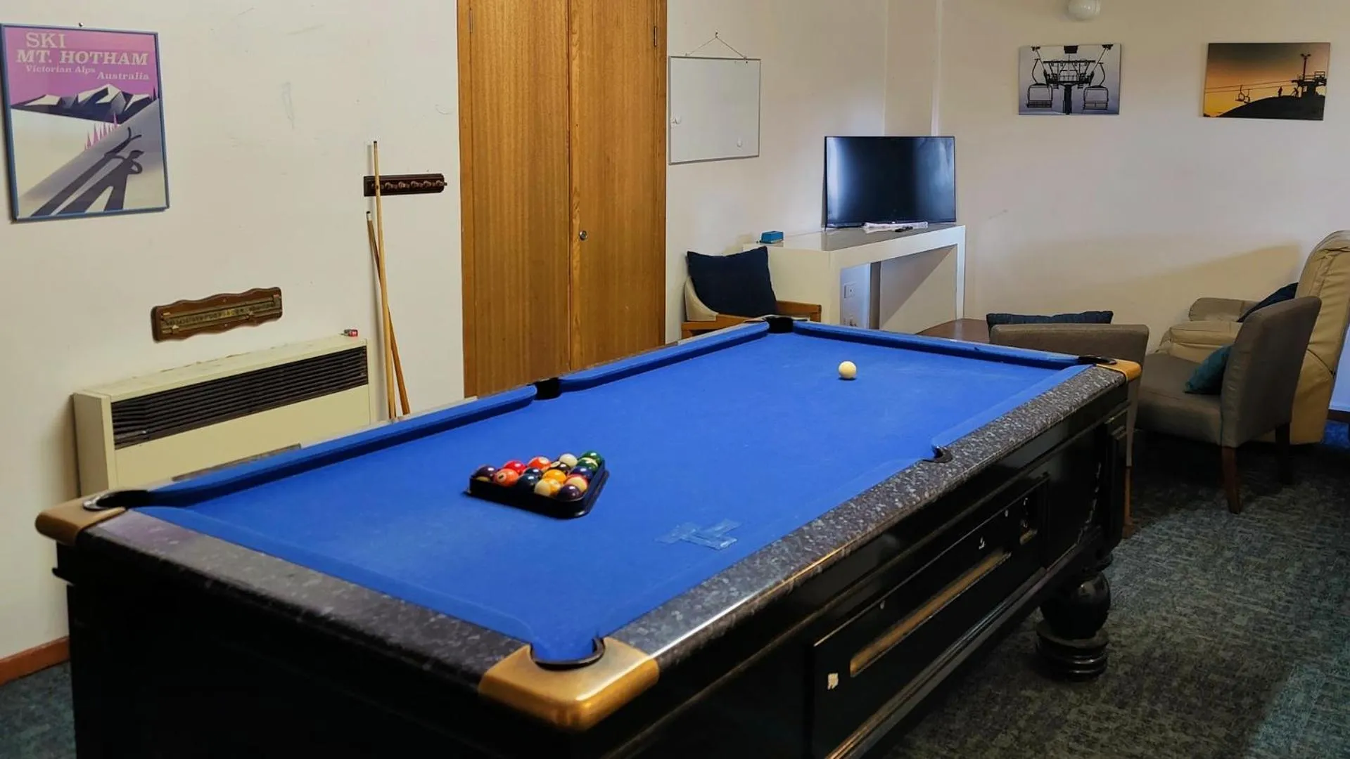 Billiard in Currawong Lodge