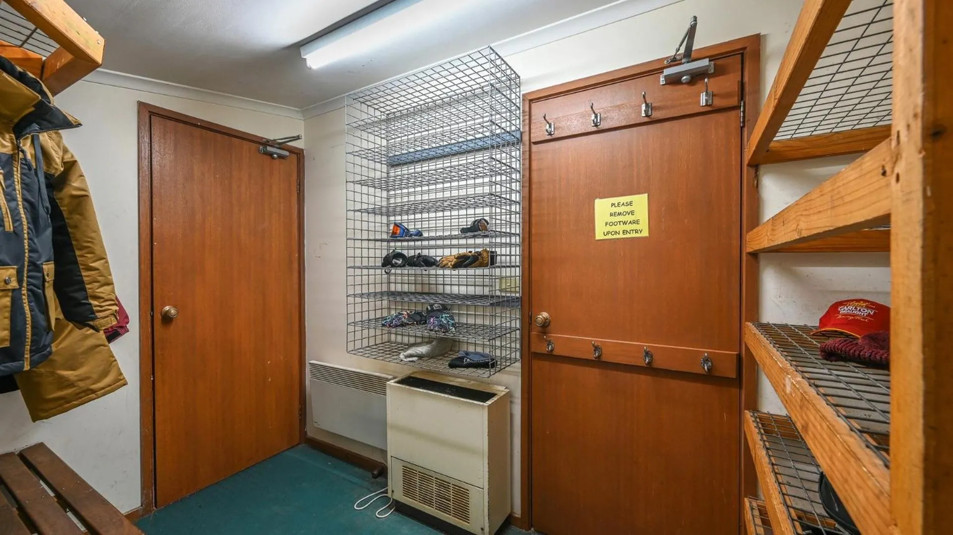 wardrobe in Currawong Lodge