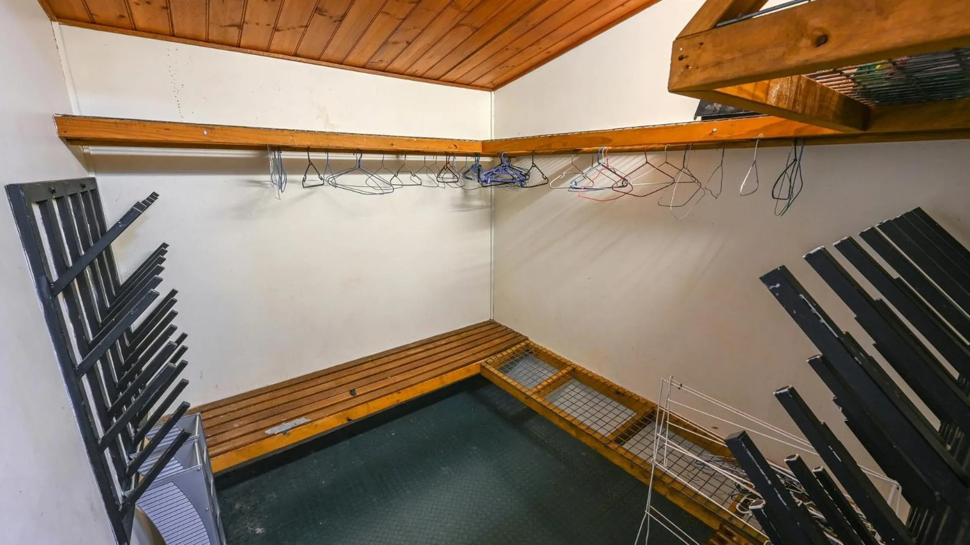 wardrobe in Currawong Lodge