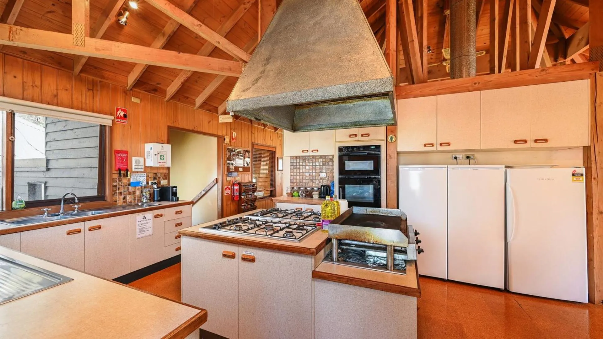 Kitchen or kitchenette in Currawong Lodge