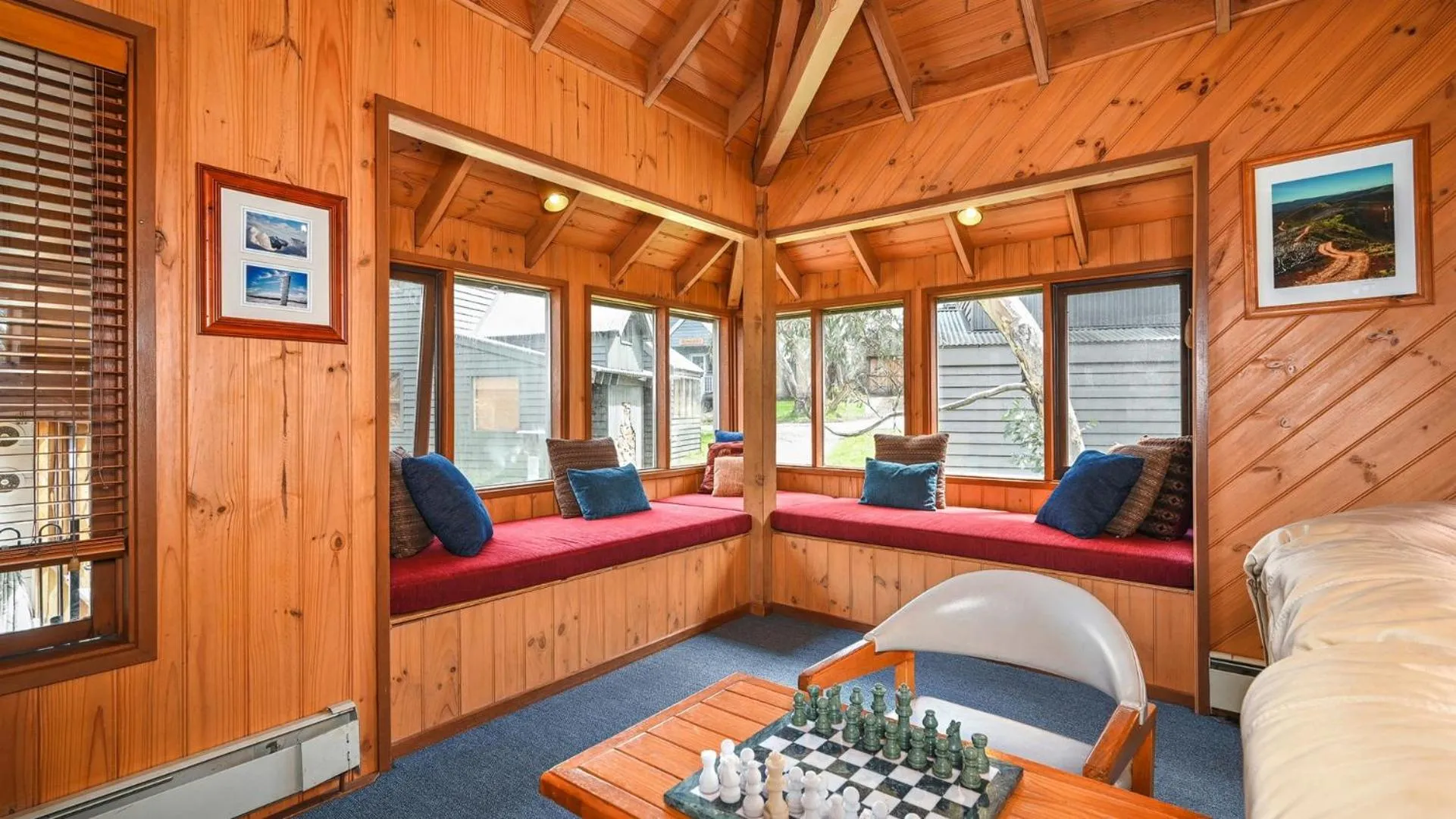 Living room in Currawong Lodge
