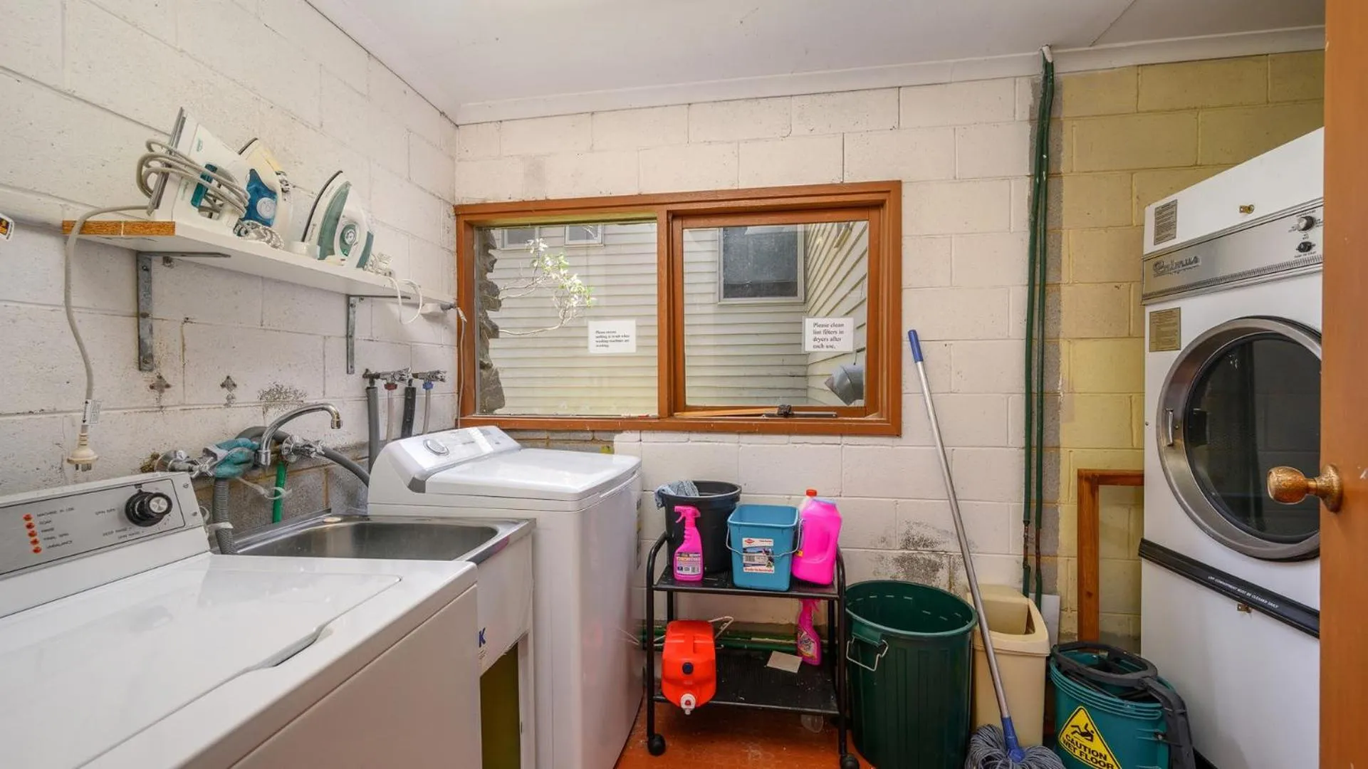washing machine in Currawong Lodge