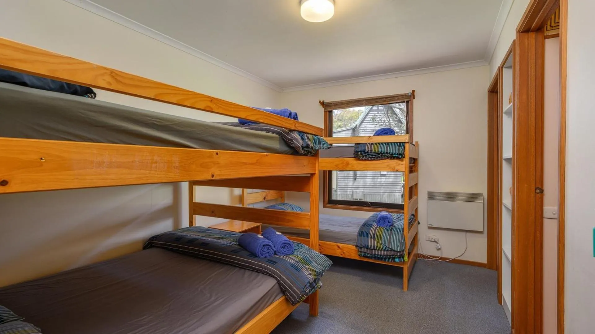 Bedroom, Bed in Currawong Lodge