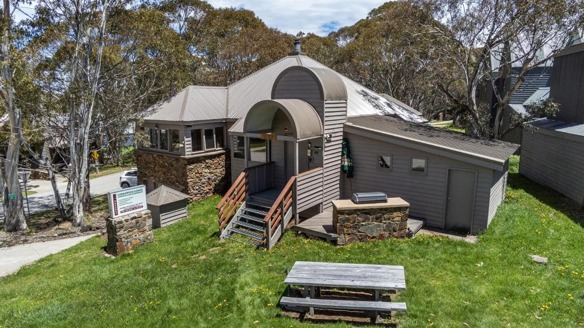 Property building in Currawong Lodge