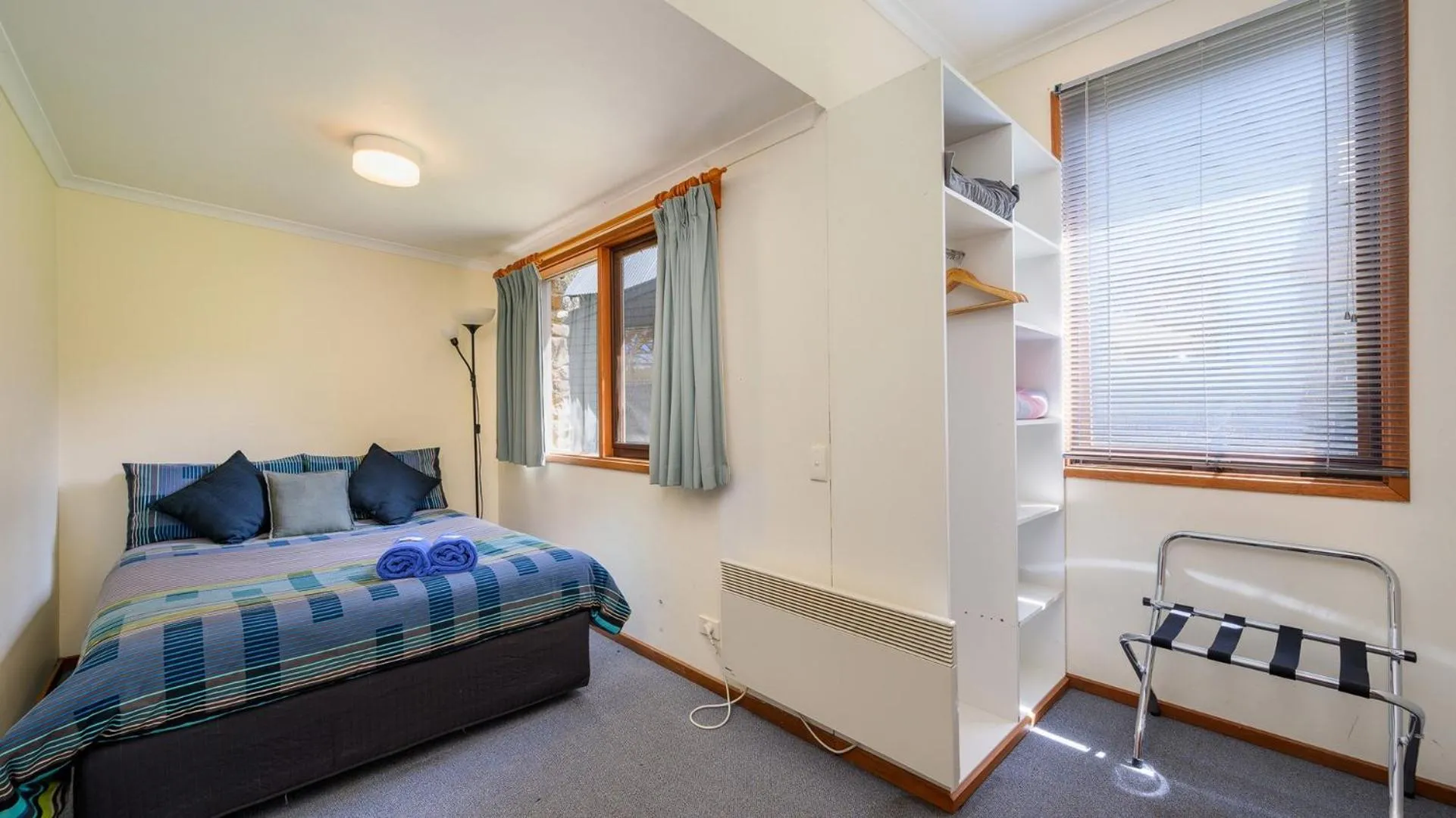 Bedroom, Bed in Currawong Lodge