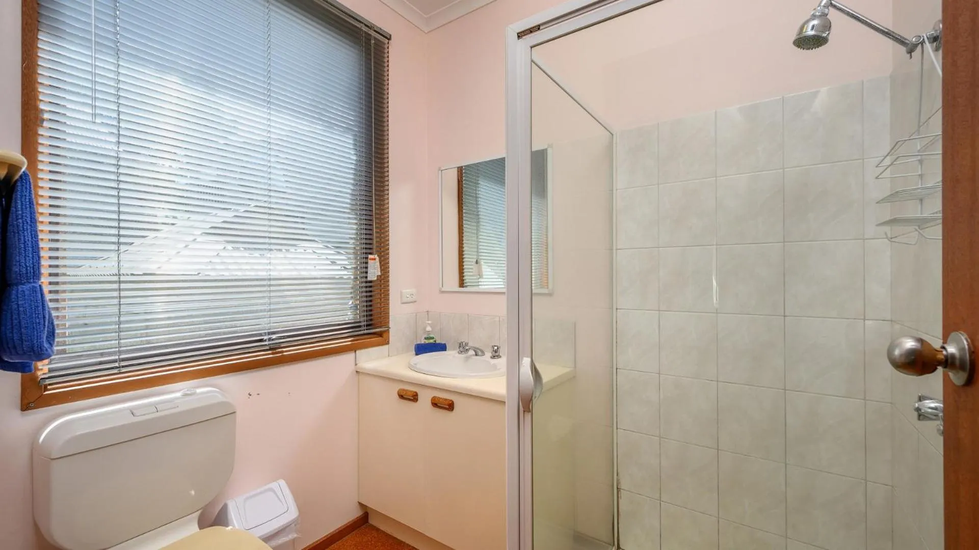 Bathroom in Currawong Lodge