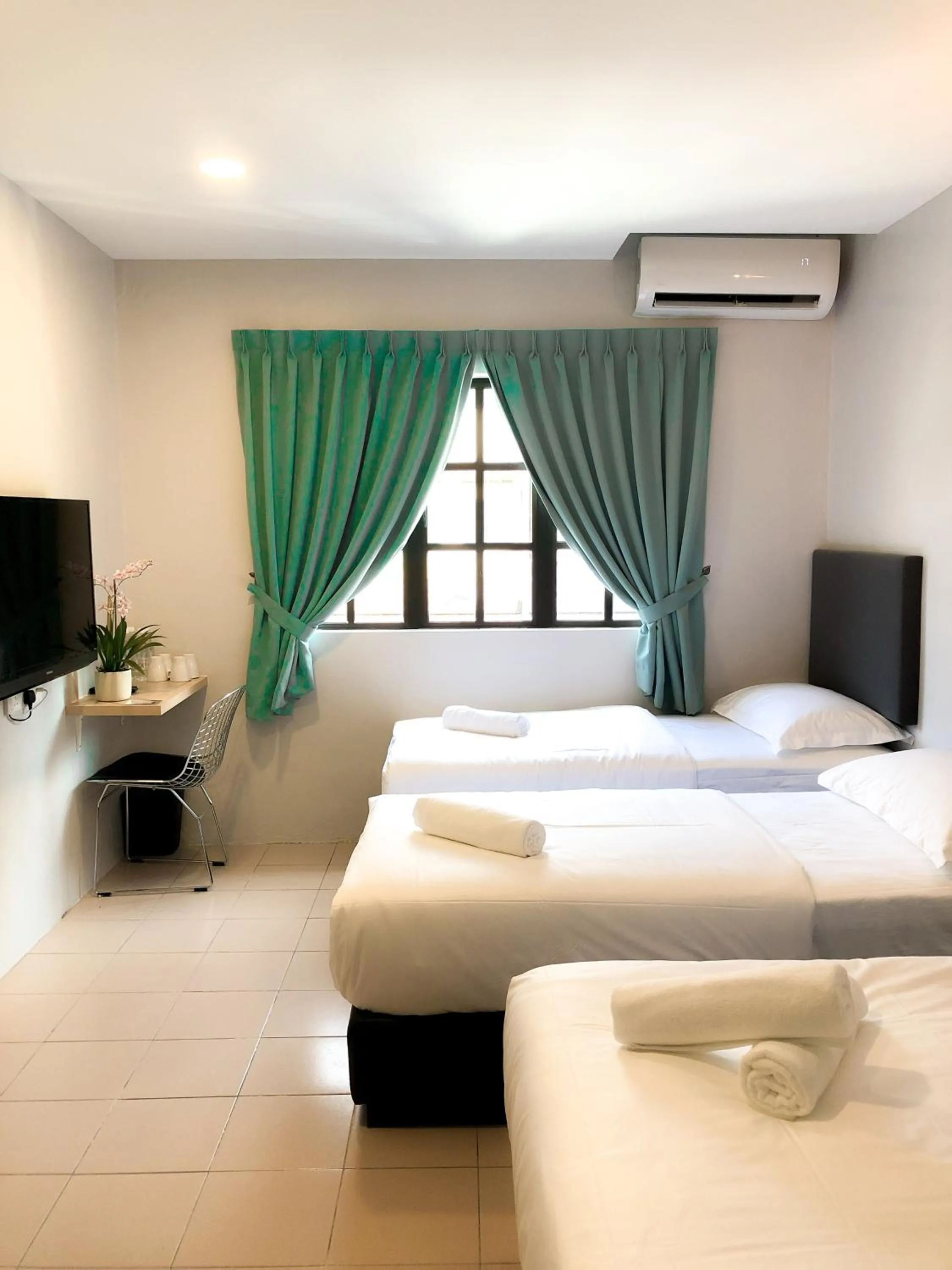 Bedroom, Bed in HAKO XPRESS TMN SKUDAI BARU