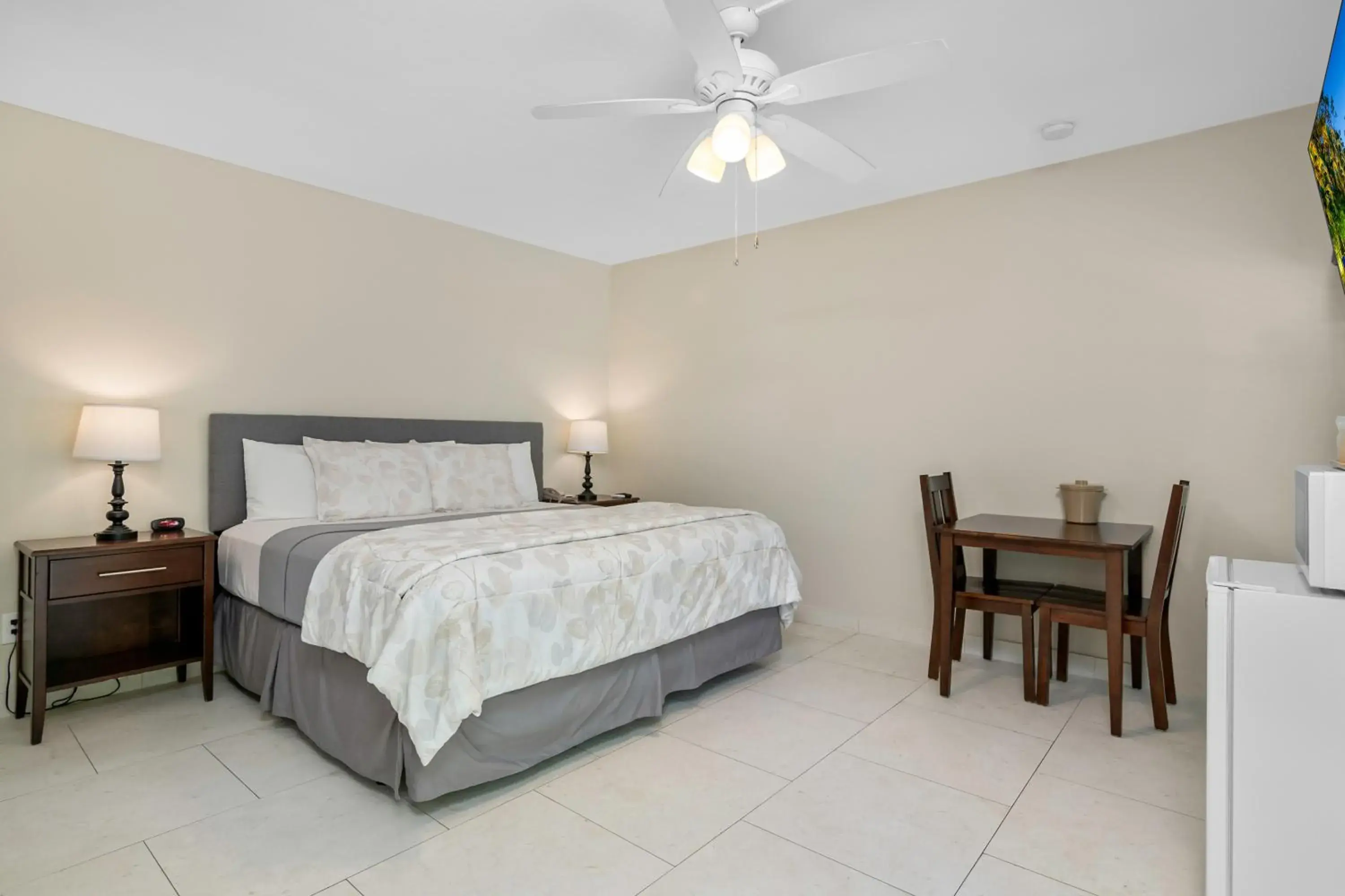 King Room - Poolside in The Fairways Inn of Naples King Room - Poolside in The Fairways Inn of Naples